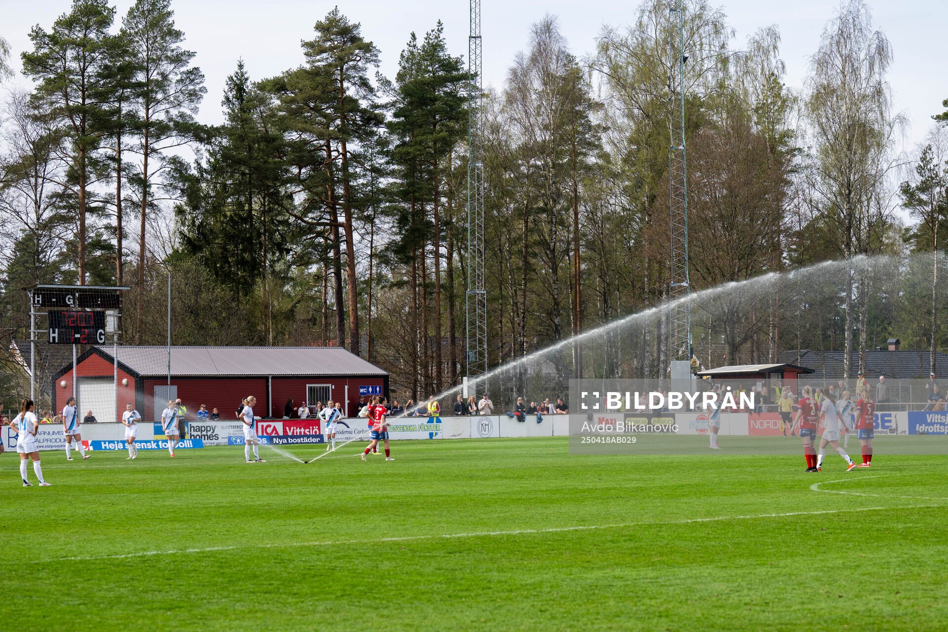 Vittsjös IP sprnkelsystemet kör igång mitt under matchen under fotbollsmatchen i Damallsvenskan mellan Vittsjö och Djurgården den 18 april 2025 i Vittsjö.