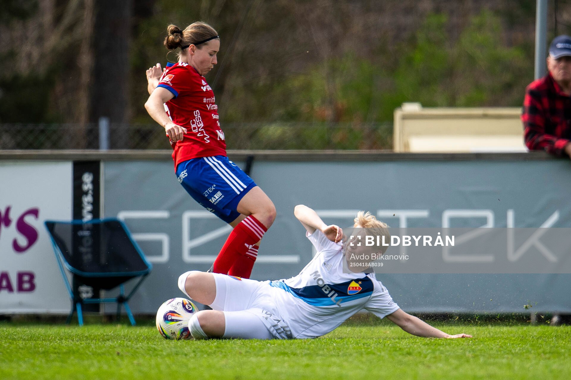 Vittsjös Heidi Kollanen och Djurgårdens Olivia Ulenius under fotbollsmatchen i Damallsvenskan mellan Vittsjö och Djurgården den 18 april 2025 i Vittsjö.