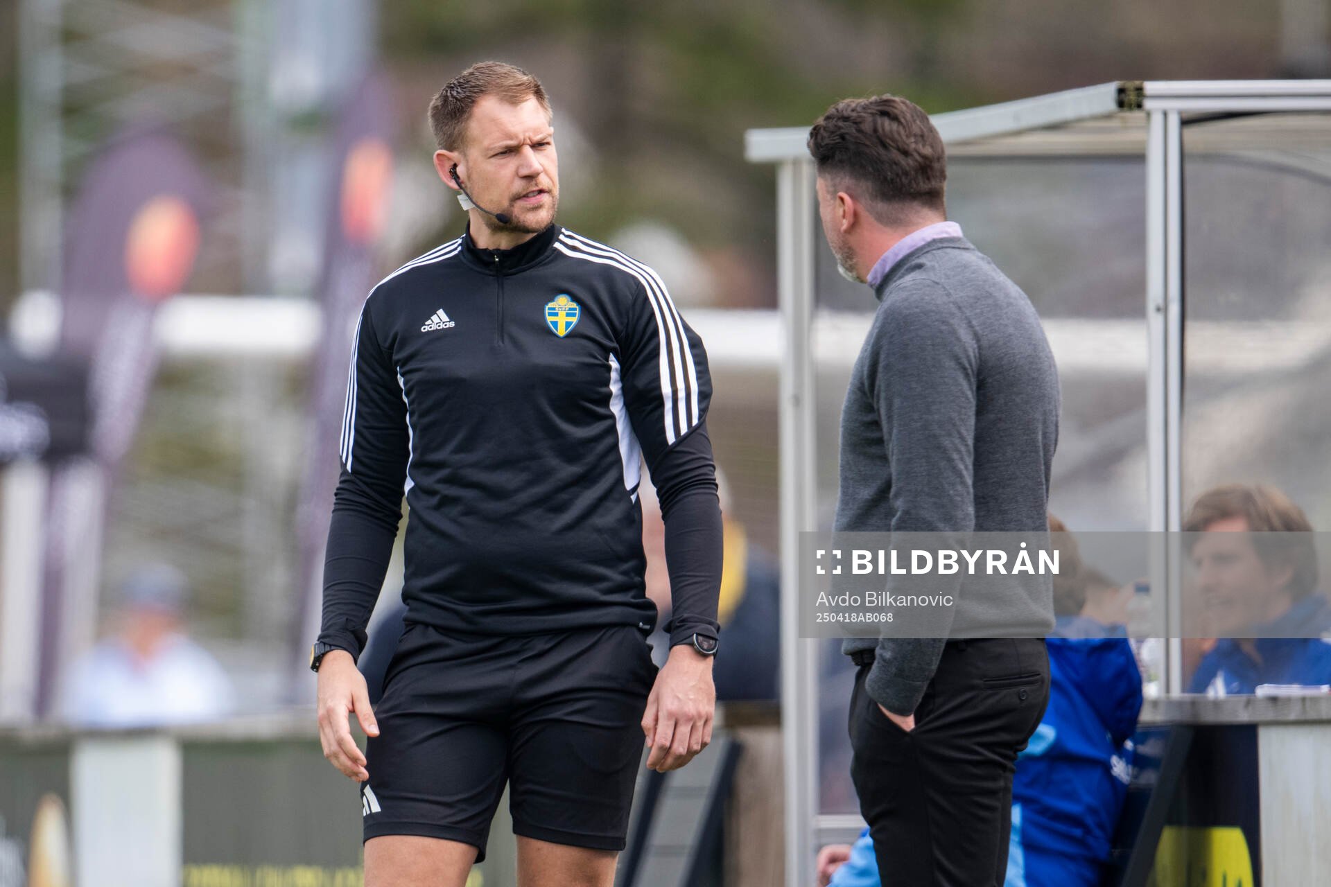 Fjärde domare Christoffer Södergren i samtal med