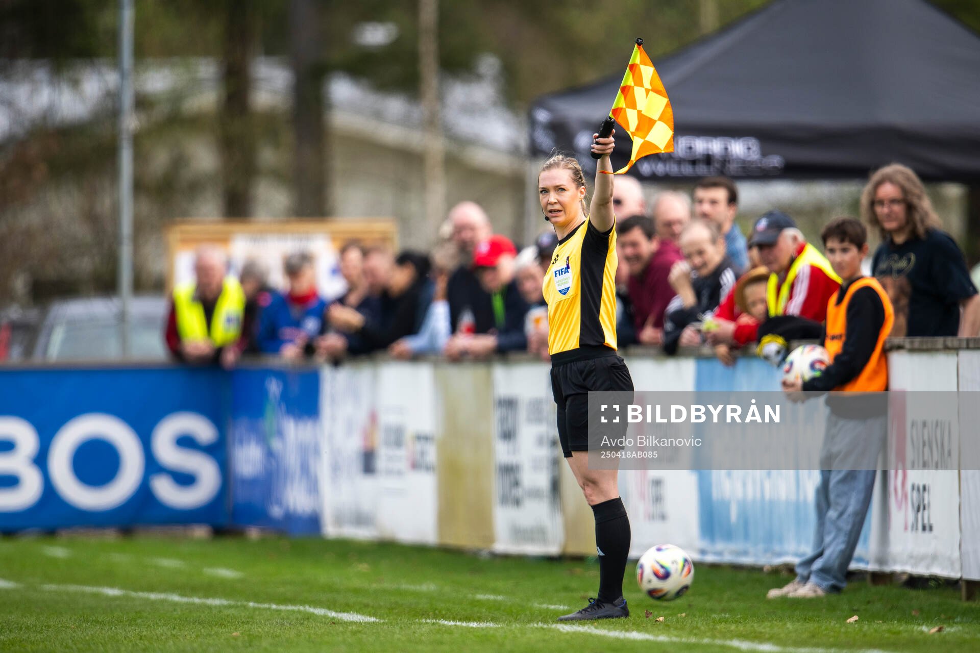 Assisterande domare Camilla Stendahl under fotbollsmatchen i Damallsvenskan mellan Vittsjö och Djurgården den 18 april 2025 i Vittsjö.