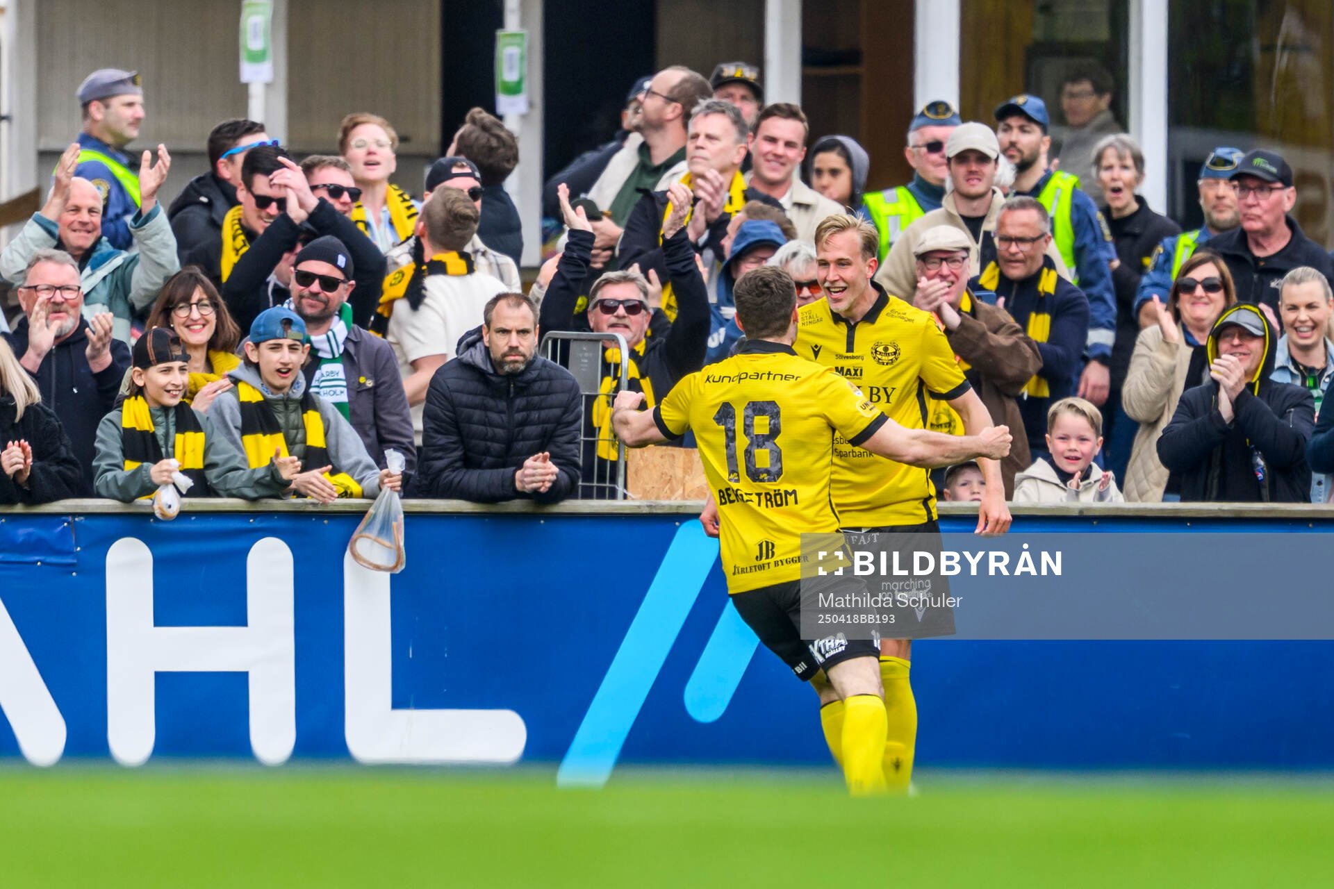 Mjällbys Herman Johansson jublar