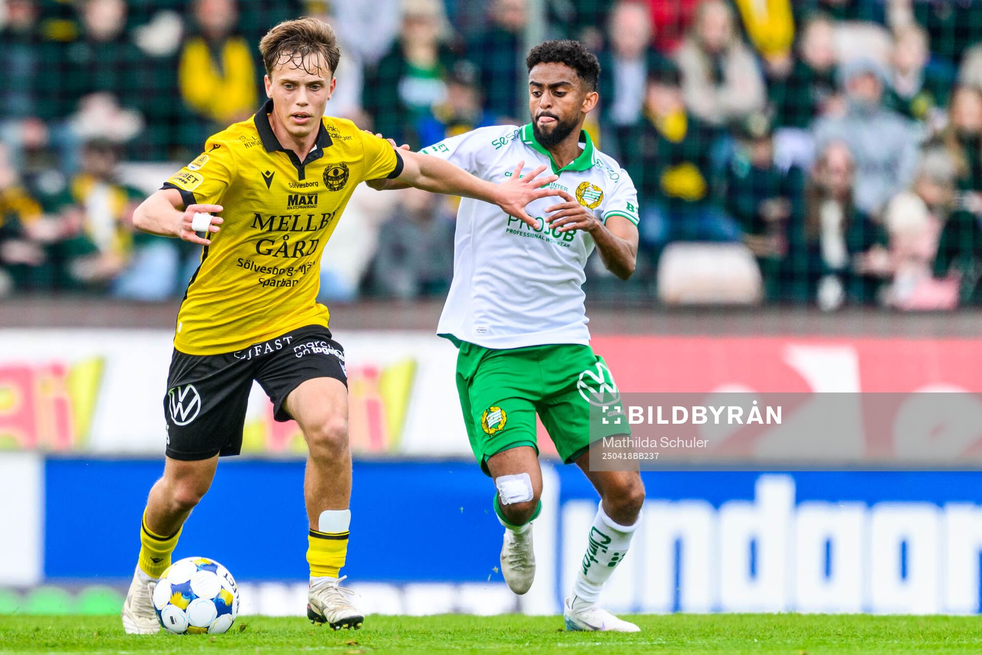 Mjällbys Ludwig Malachowski Thorell och Hammarbys Tesfaldet Tekie under fotbollsmatchen i Allsvenskan mellan Mjällby och Hammarby den 18 april 2025 i Hällevik.