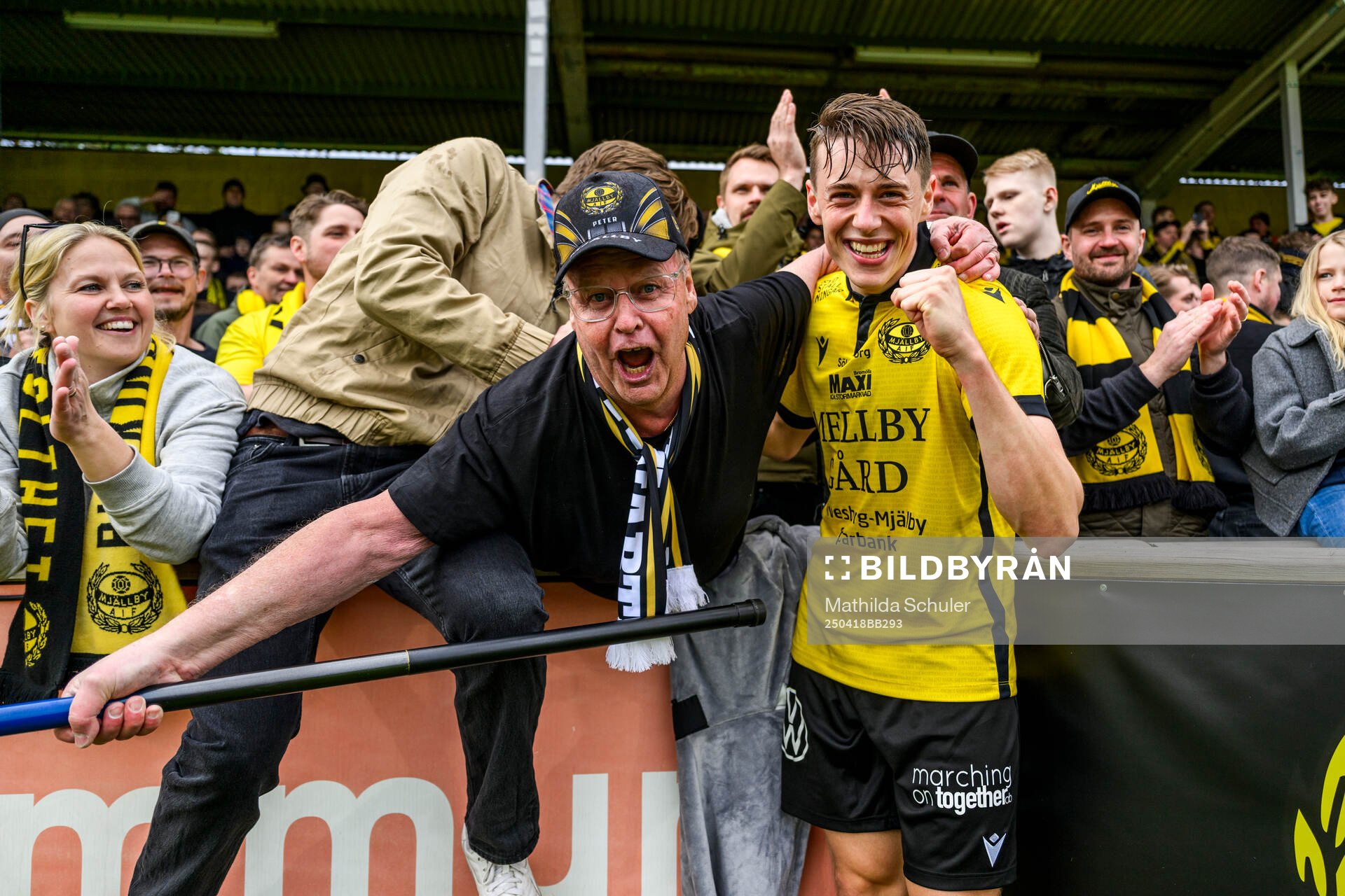 Mjällbys Elliot Stroud jublar med fans