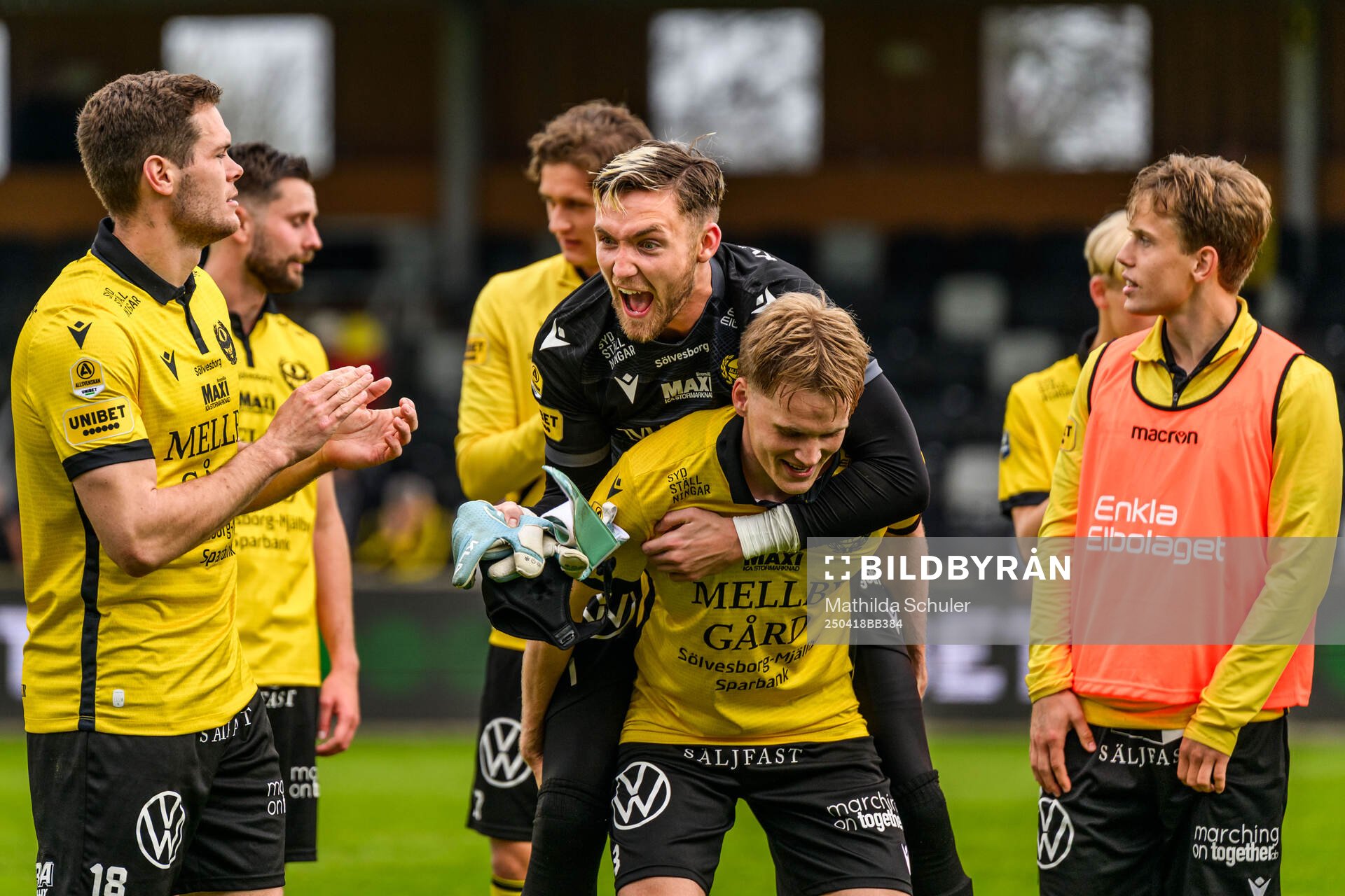 Mjällbys målvakt Noel Törnqvist jublar efter fotbollsmatchen i Allsvenskan mellan Mjällby och Hammarby den 18 april 2025 i Hällevik. 