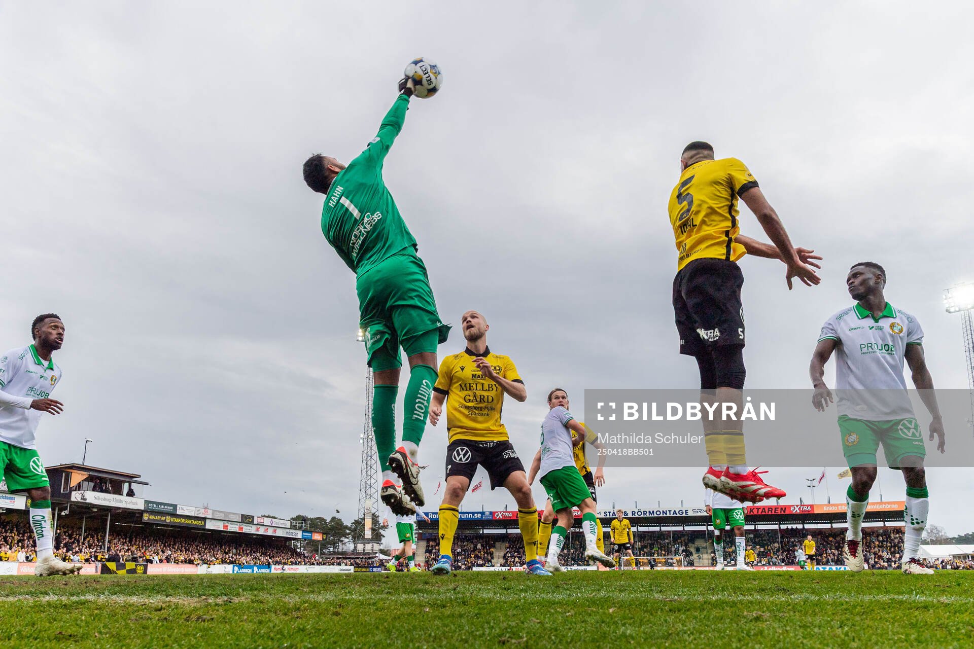 Hammarbys målvakt Warner Hahn räddar under fotbollsmatchen i Allsvenskan mellan Mjällby och Hammarby den 18 april 2025 i Hällevik. 