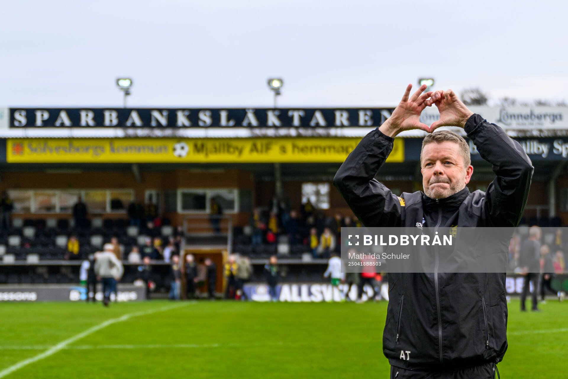 Mjällbys tränare Anders Torstensson jublar
