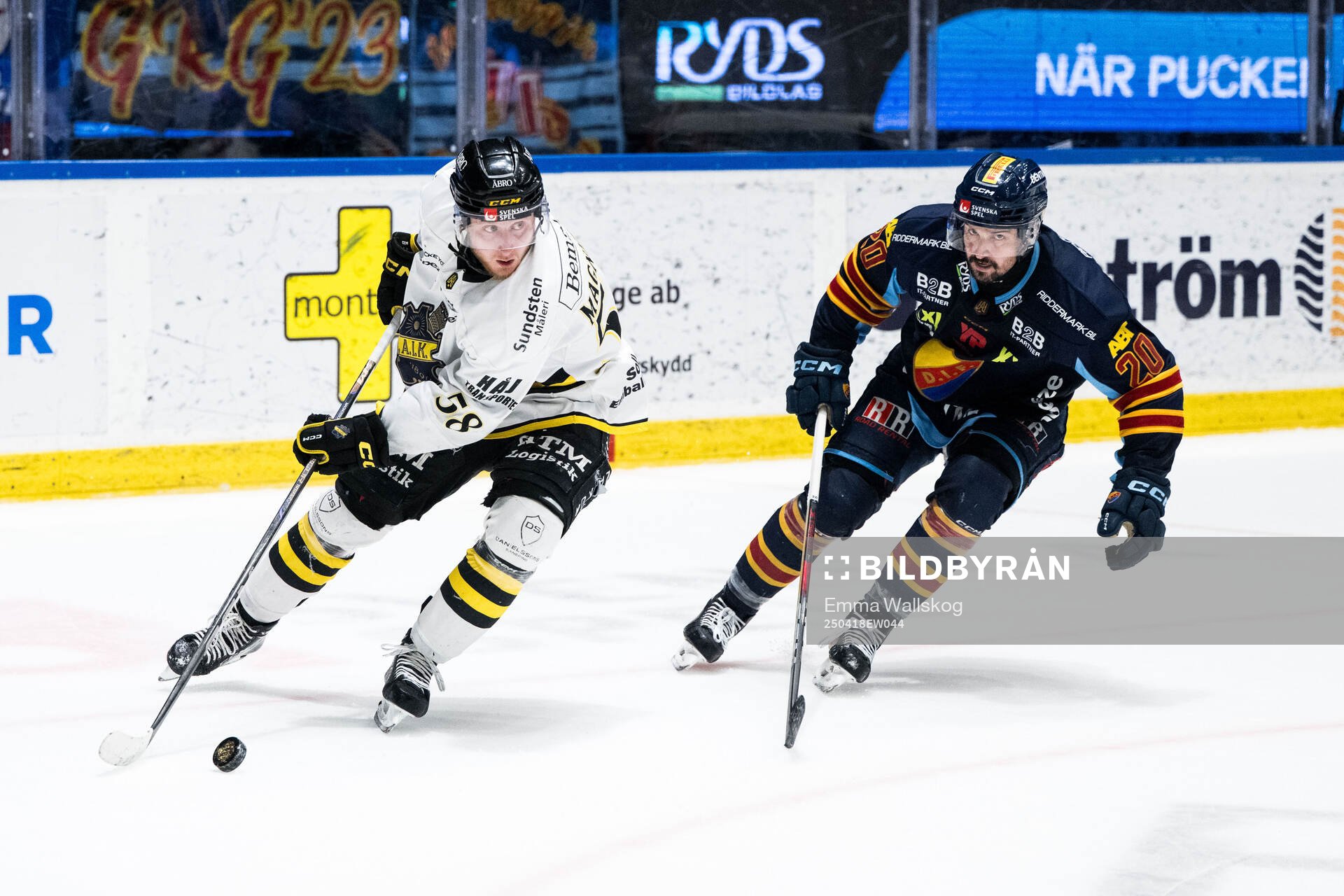 AIKs Oskar Magnusson och Djurgårdens Jonathan Tychonick