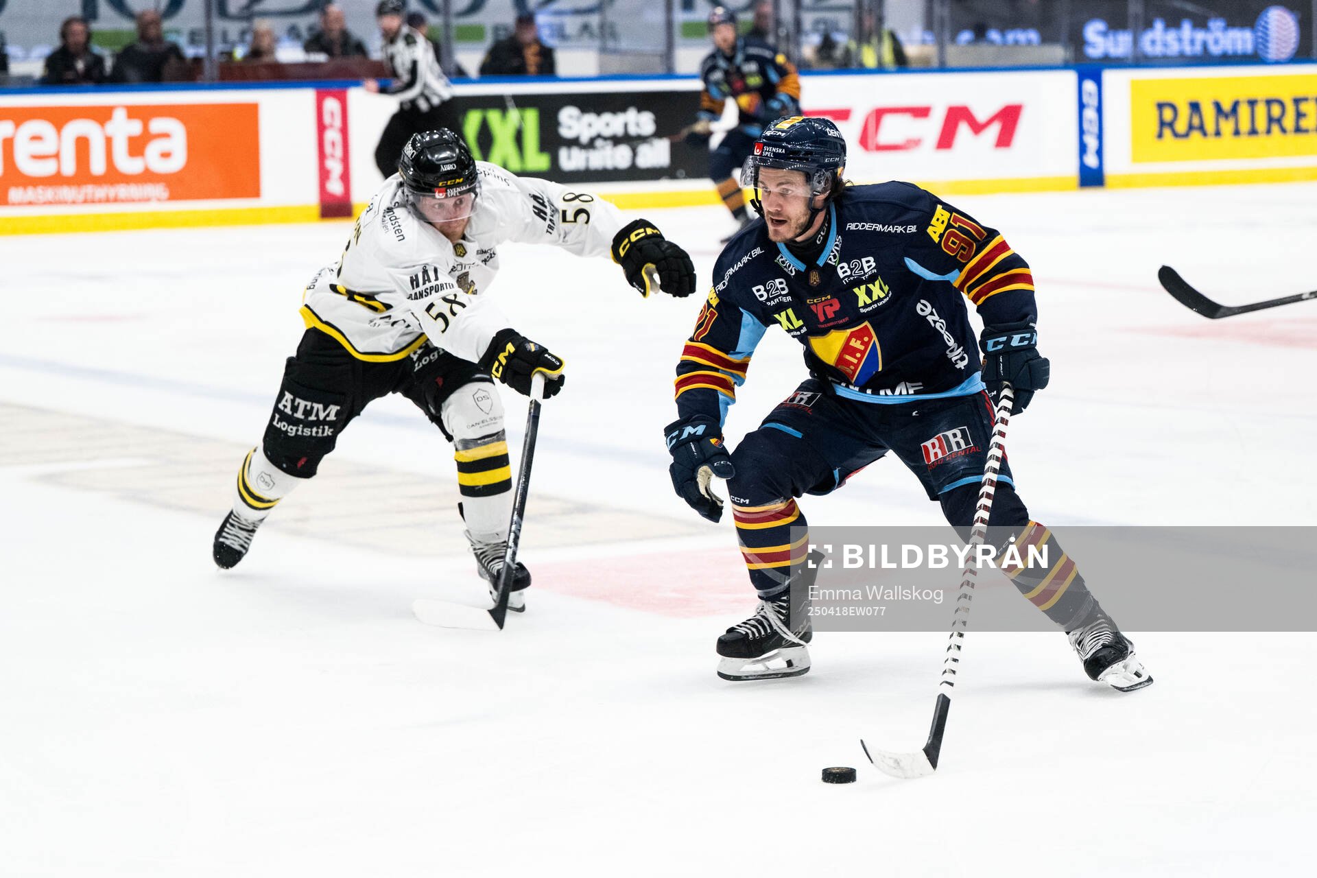 AIKs Oskar Magnusson och Djurgårdens Tyler Kelleher