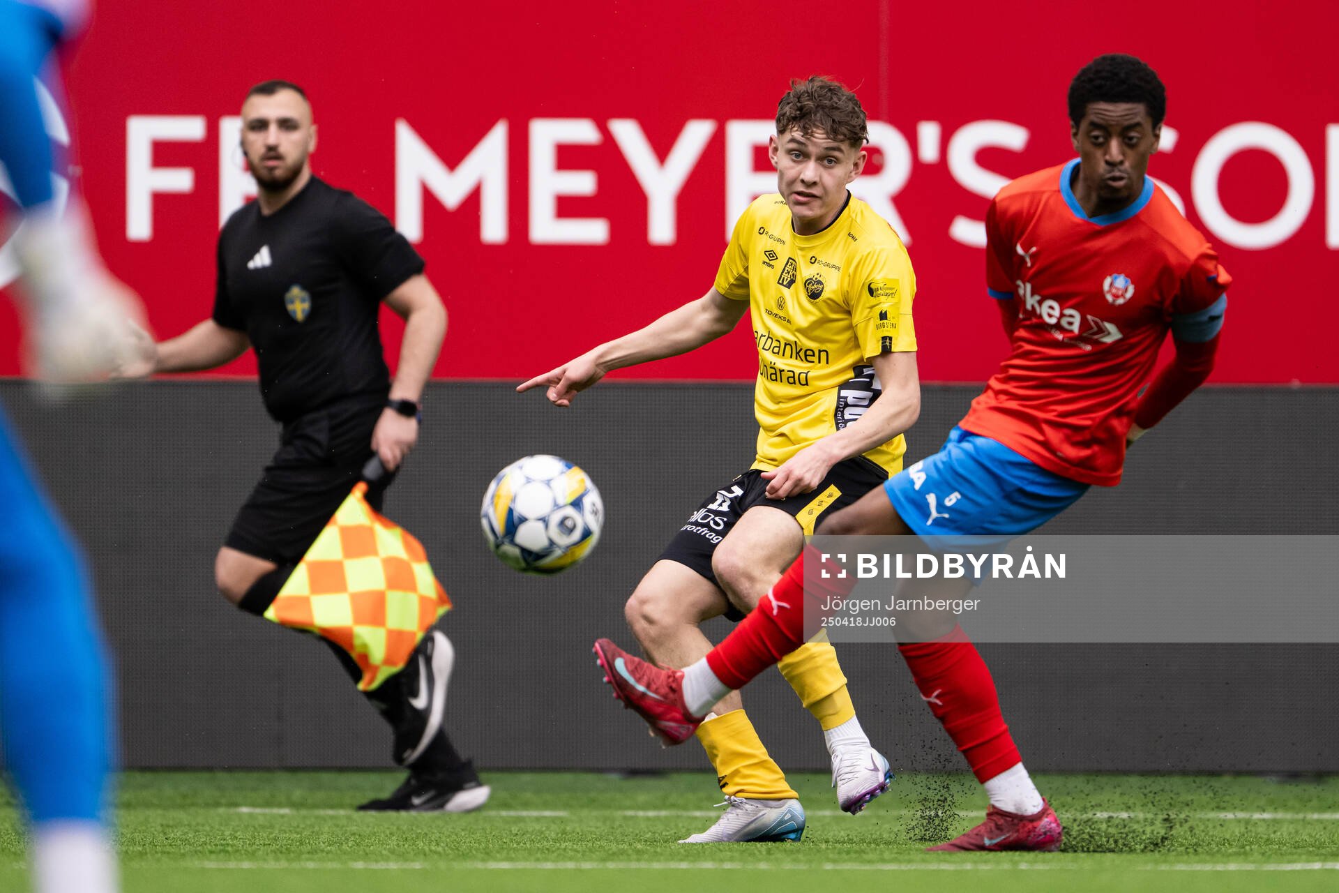 Elfsborgs Viggo Lidberg och Helsingborgs Samely Bomboko under fotbollsmatchen i P19 Allsvenskan mellan Elfsborg och Helsingborg den 18 april 2025 i Borås.