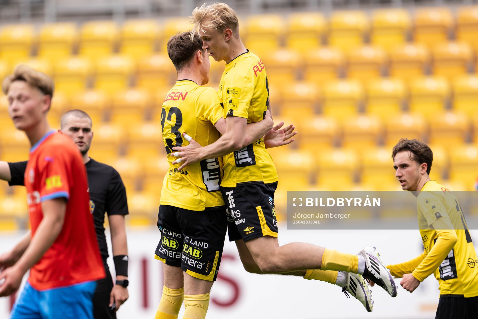 Elfsborgs Leo Östman jublar med Robin Svernfors under fotbollsmatchen i P19 Allsvenskan mellan Elfsborg och Helsingborg den 18 april 2025 i Borås.