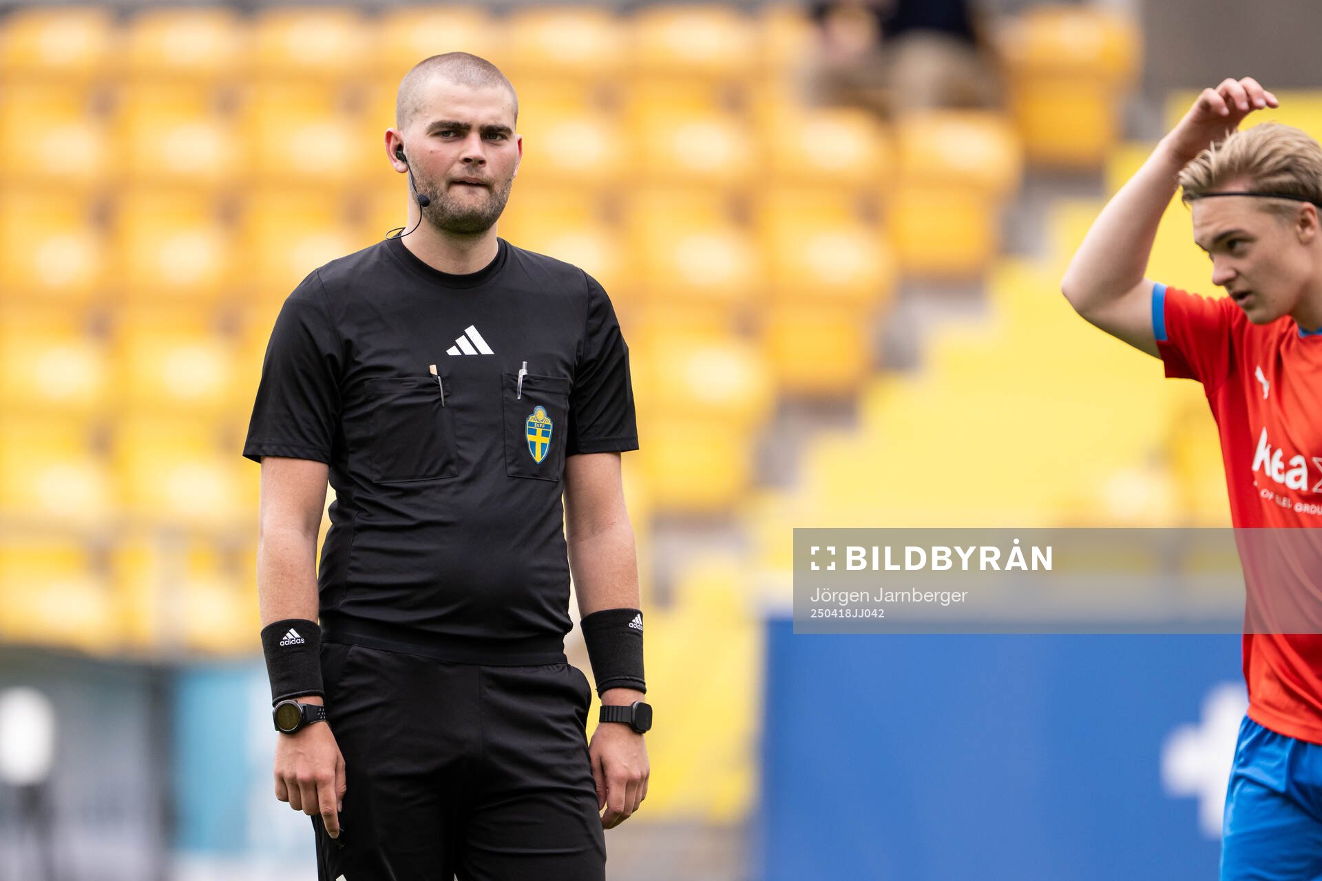 Domare Rasmus Hermansson under fotbollsmatchen i P19 Allsvenskan mellan Elfsborg och Helsingborg den 18 april 2025 i Borås. 