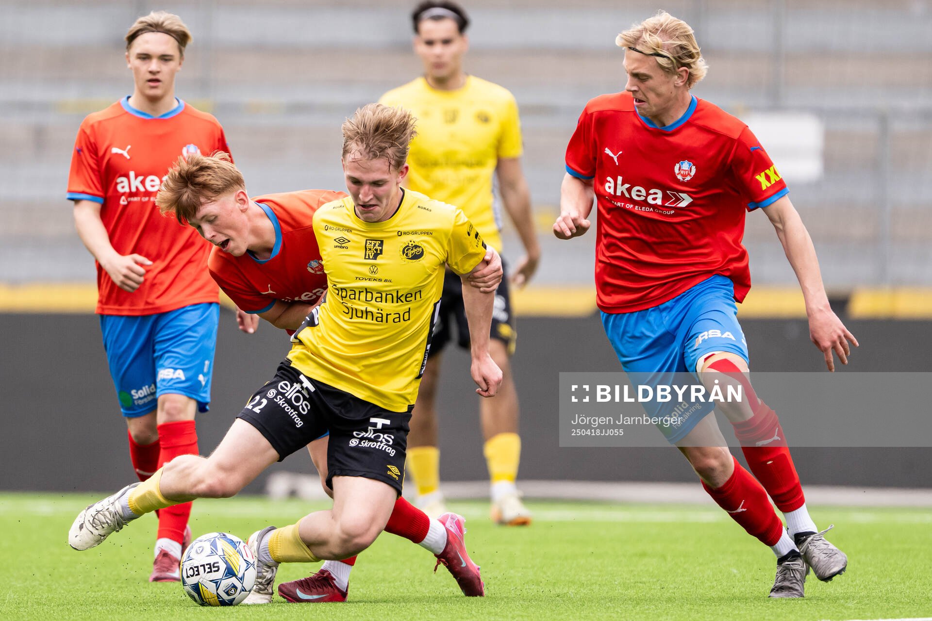 Helsingborgs Viktor Erlandsson Vilstrup, Elfsborgs Arvid Södeliden och Helsingborgs Alexander Falk under fotbollsmatchen i P19 Allsvenskan mellan Elfsborg och Helsingborg den 18 april 2025 i Borås.