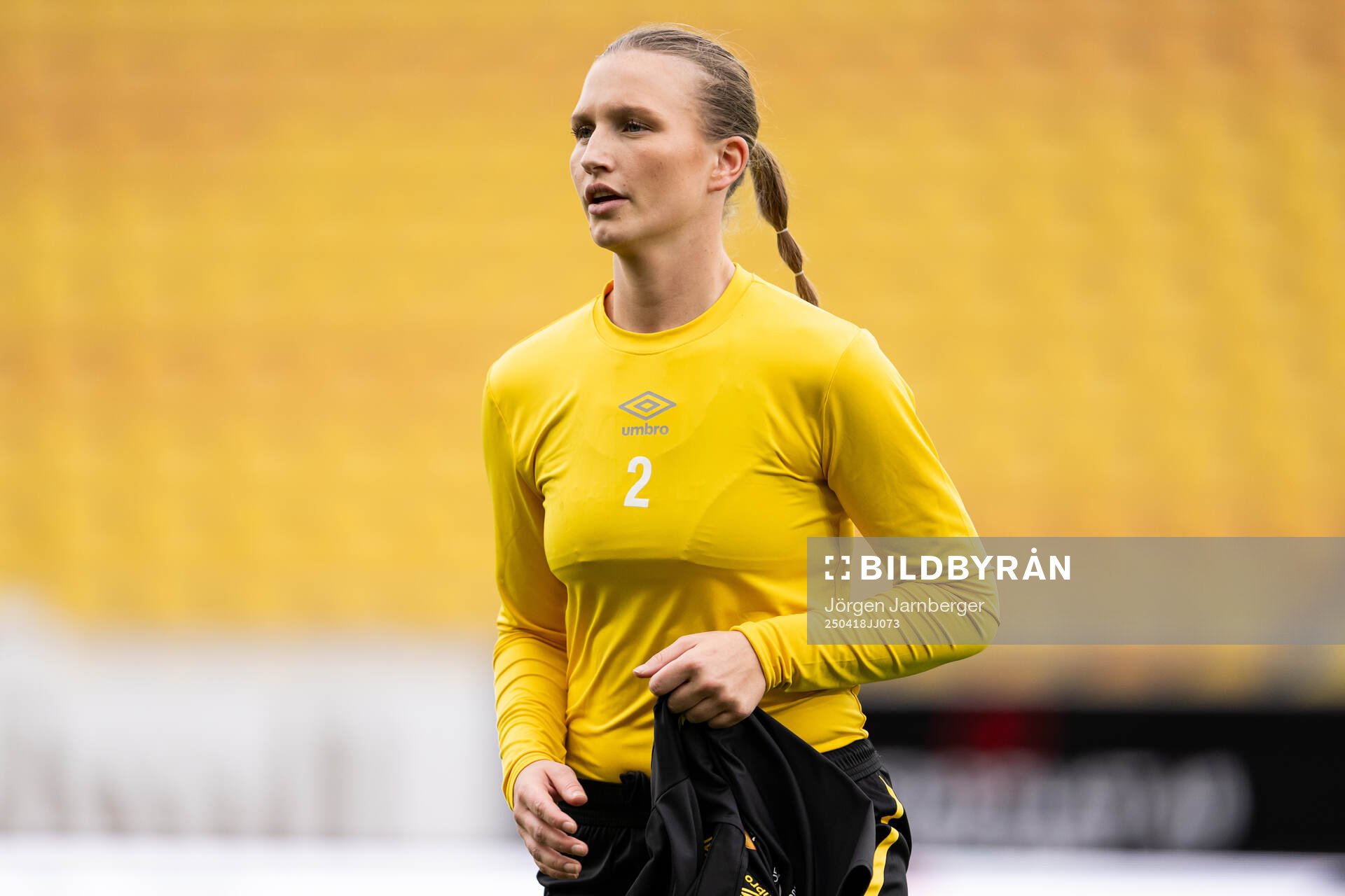 Elfsborgs Selma Berggren under uppvärmningen inför fotbollsmatchen i Elitettan mellan Elfsborg och IK Uppsala den 18 april 2025 i Borås. 
