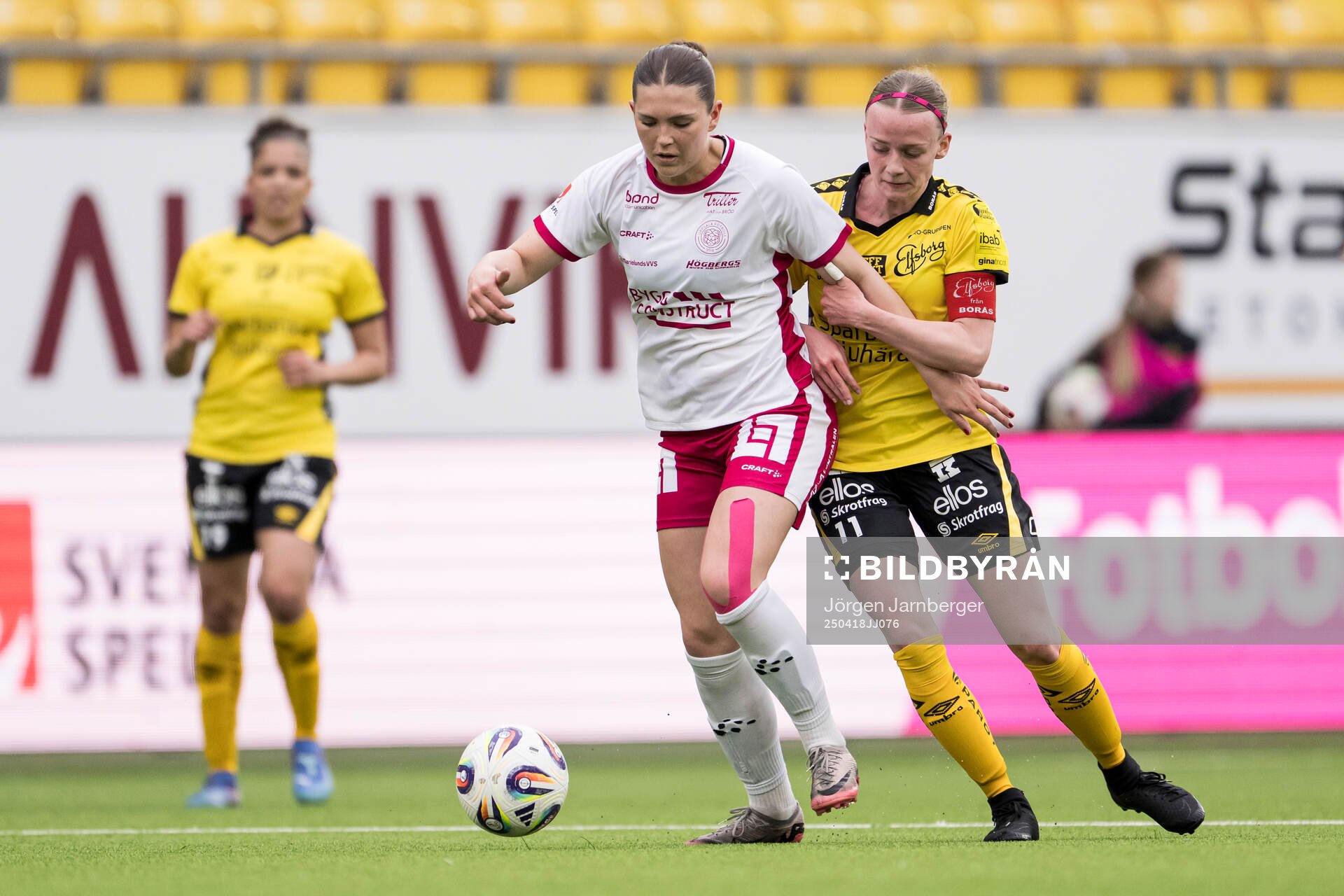 IK Uppsalas Clara Leffler och Elfsborgs Leann Nyström under fotbollsmatchen i Elitettan mellan Elfsborg och IK Uppsala den 18 april 2025 i Borås.