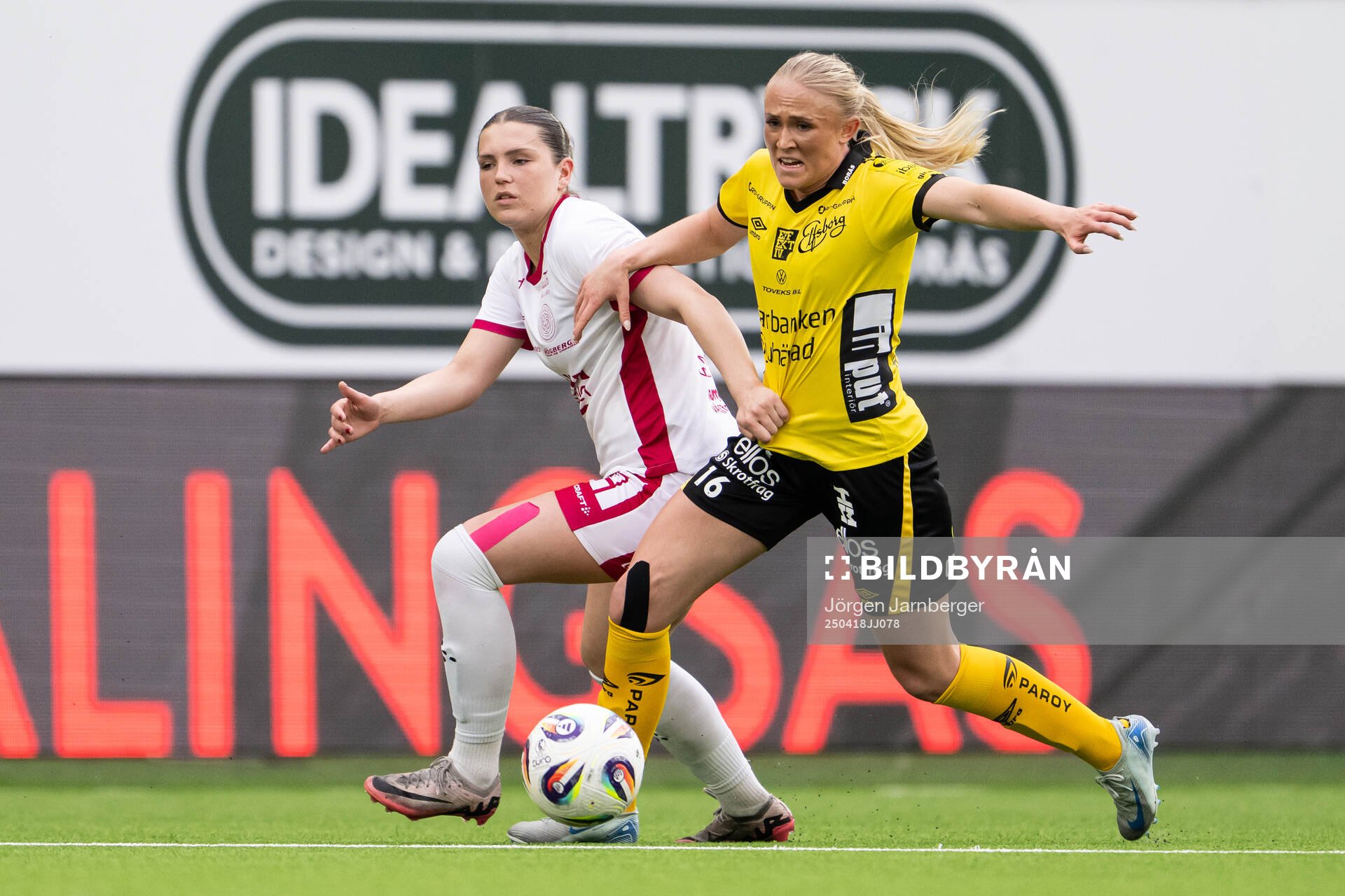 IK Uppsalas Arsema Weldai och Elfsborgs Emilia Bengtsson