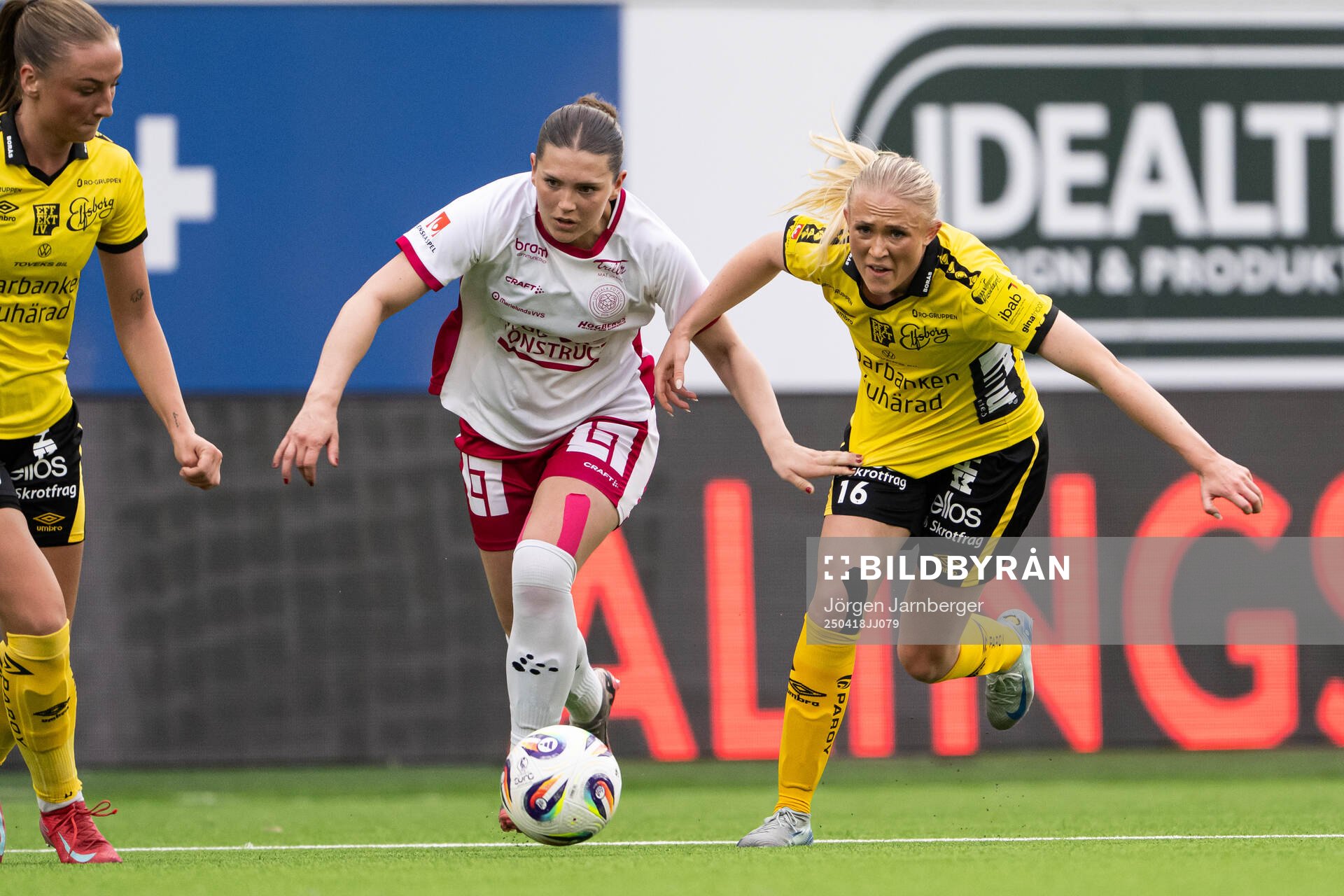 IK Uppsalas Arsema Weldai och Elfsborgs Emilia Bengtsson