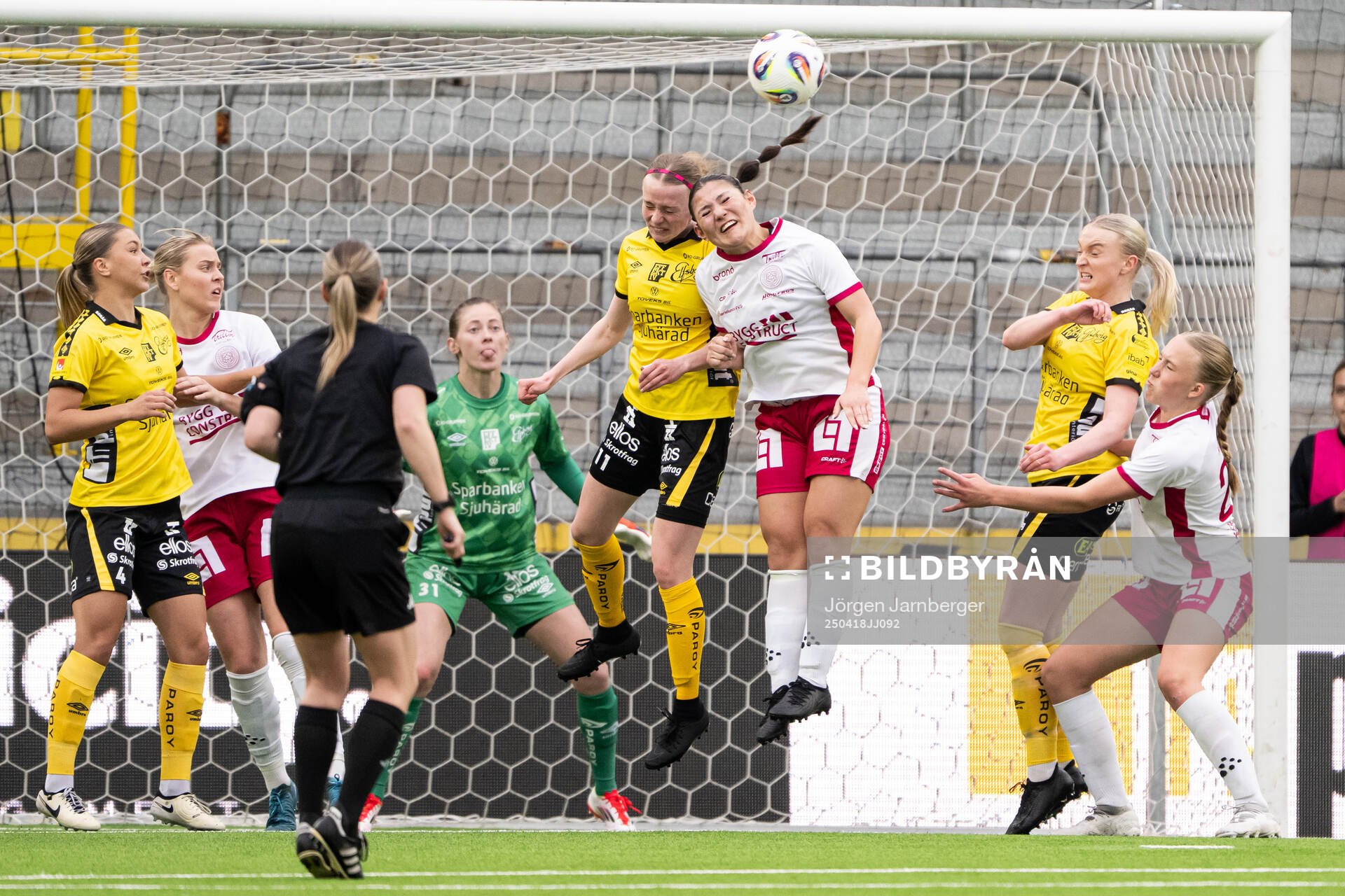 Elfsborgs Leann Nyström och IK Uppsalas Amelia Olofsson under fotbollsmatchen i Elitettan mellan Elfsborg och IK Uppsala den 18 april 2025 i Borås.