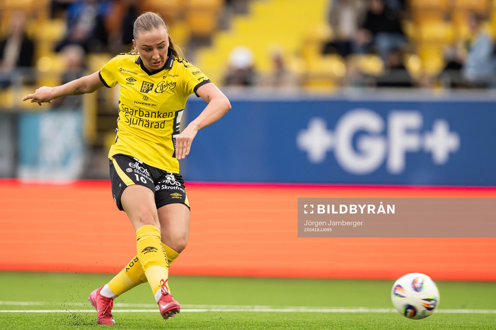 Elfsborgs Stina Jensen under fotbollsmatchen i Elitettan mellan Elfsborg och IK Uppsala den 18 april 2025 i Borås. 