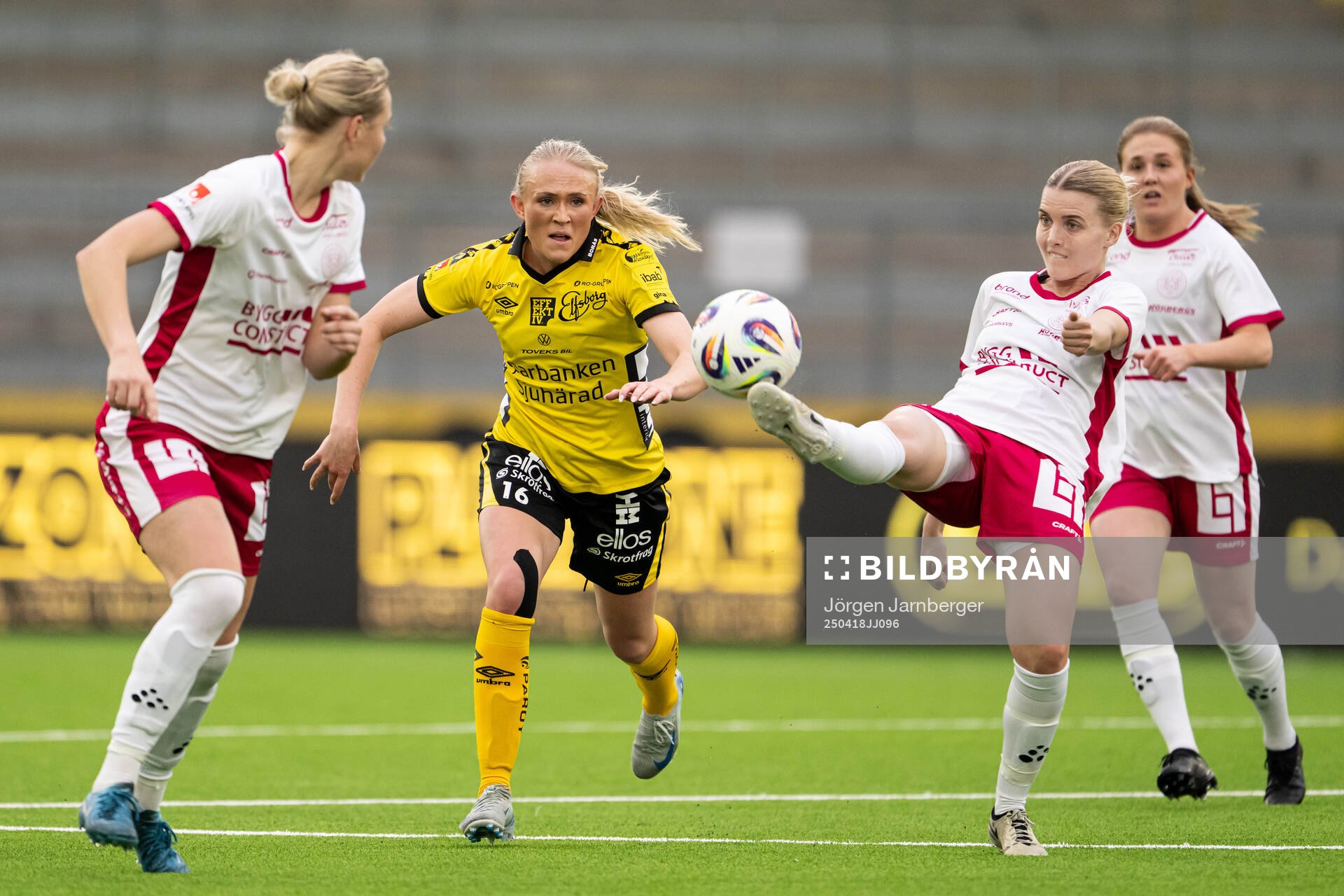 Elfsborgs Emilia Bengtsson och IK Uppsalas Ellen Andersson