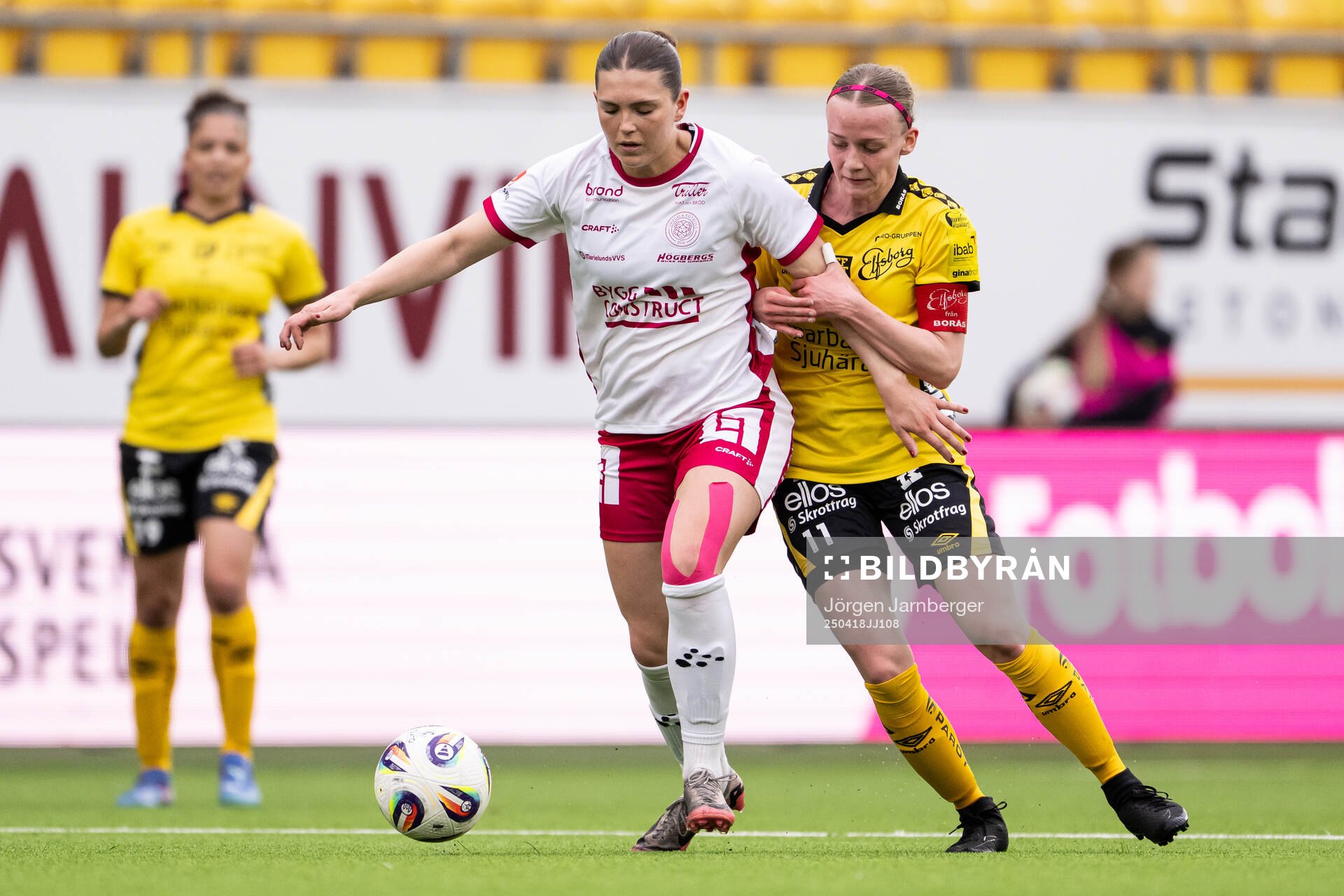 IK Uppsalas Clara Leffler och Elfsborgs Leann Nyström under fotbollsmatchen i Elitettan mellan Elfsborg och IK Uppsala den 18 april 2025 i Borås.