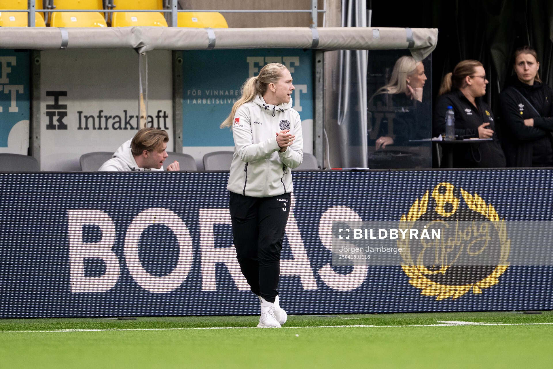 IK Uppsalas tränare Hanna Spets under fotbollsmatchen i Elitettan mellan Elfsborg och IK Uppsala den 18 april 2025 i Borås. 