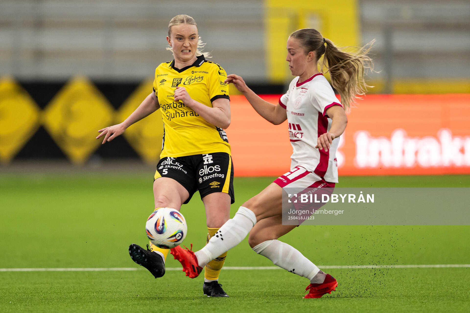 Elfsborgs Frida Elofsson och IK Uppsalas Lisa Frisk under fotbollsmatchen i Elitettan mellan Elfsborg och IK Uppsala den 18 april 2025 i Borås.