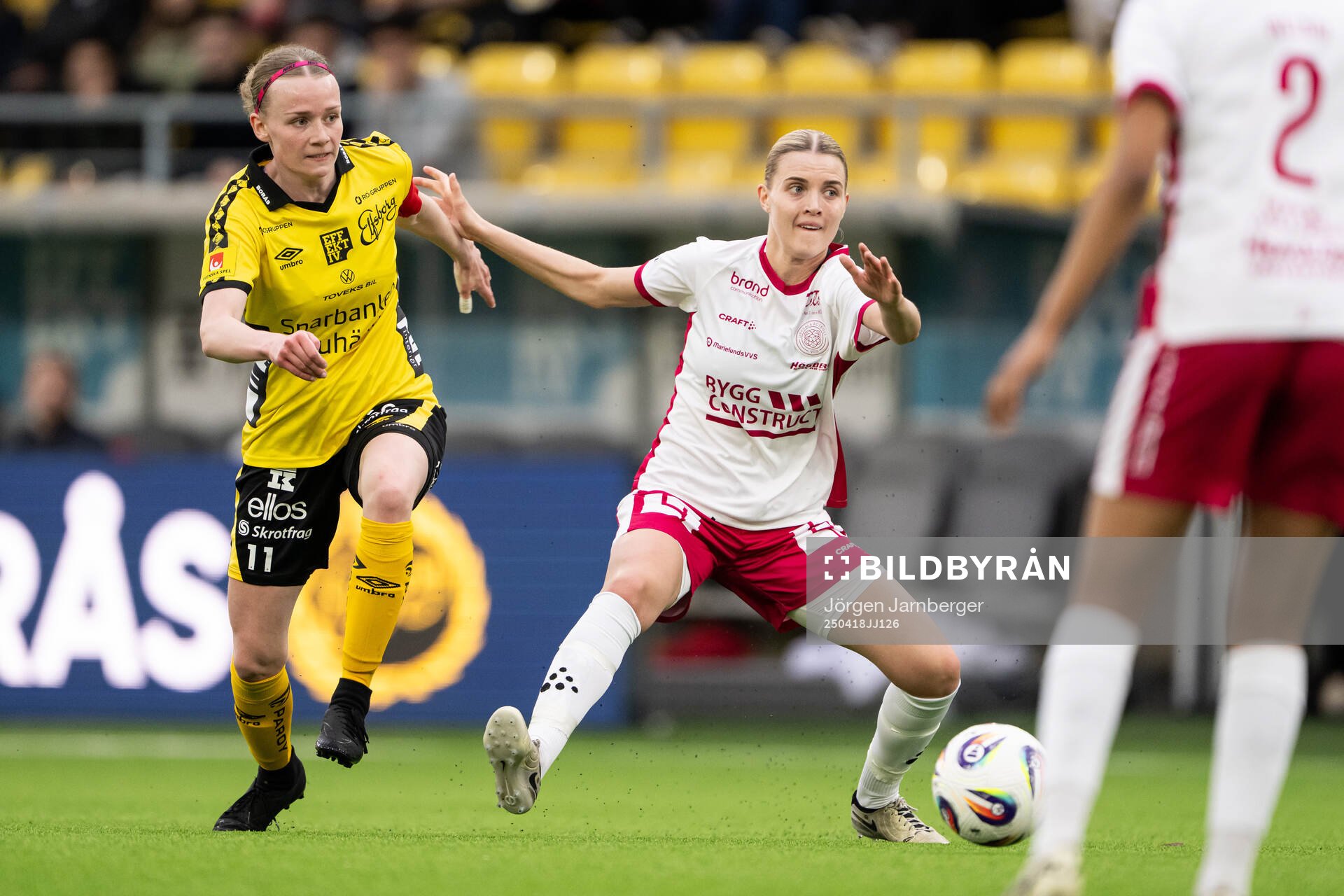 Elfsborgs Leann Nyström och IK Uppsalas Ellen Andersson under fotbollsmatchen i Elitettan mellan Elfsborg och IK Uppsala den 18 april 2025 i Borås.