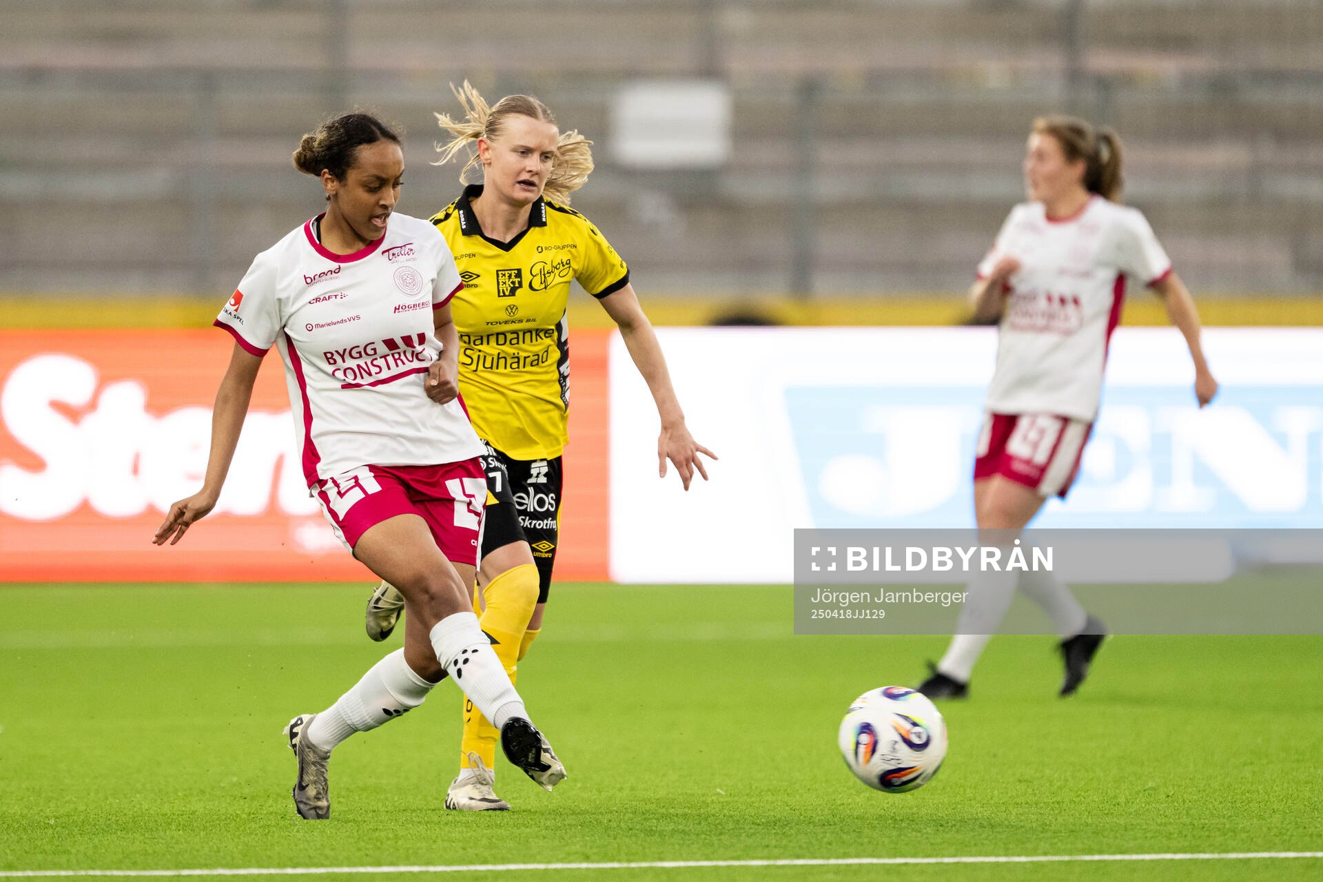 IK Uppsalas Arsema Weldai och Elfsborgs Hanna Jiozon under fotbollsmatchen i Elitettan mellan Elfsborg och IK Uppsala den 18 april 2025 i Borås.