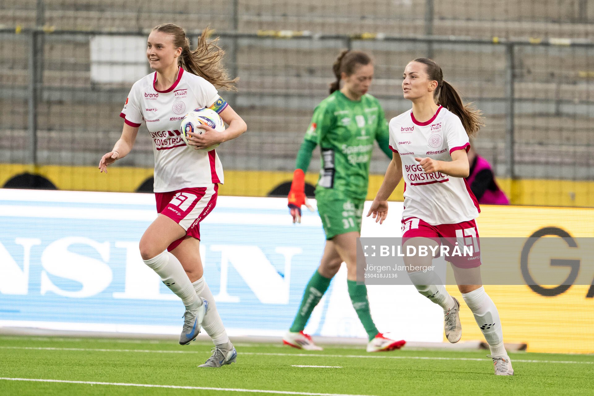 IK Uppsalas Stina Leffler jublar efter 2-2 under fotbollsmatchen i Elitettan mellan Elfsborg och IK Uppsala den 18 april 2025 i Borås.