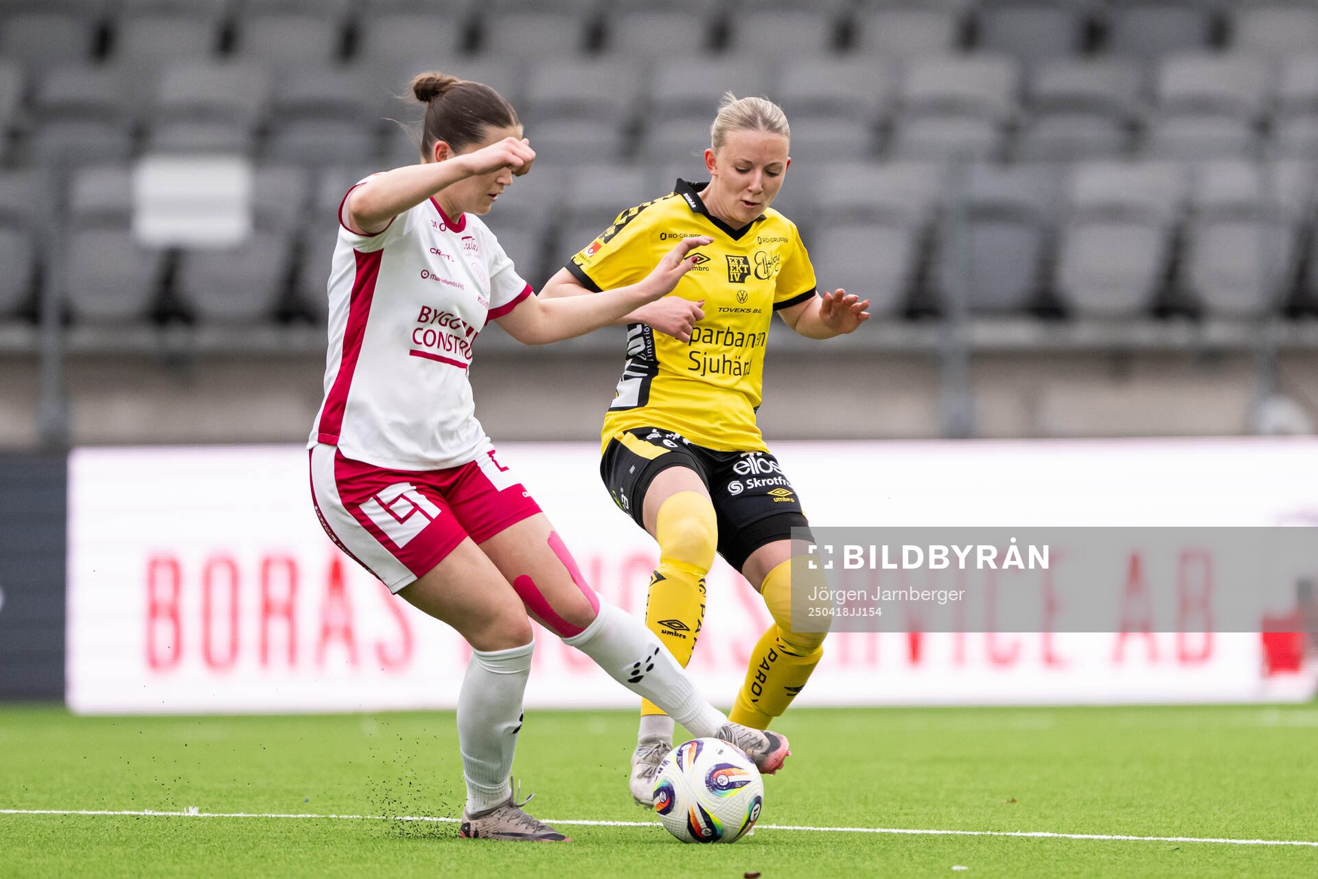 IK Uppsalas Clara Leffler och Elfsborgs Hanna Gunnarsson under fotbollsmatchen i Elitettan mellan Elfsborg och IK Uppsala den 18 april 2025 i Borås.
