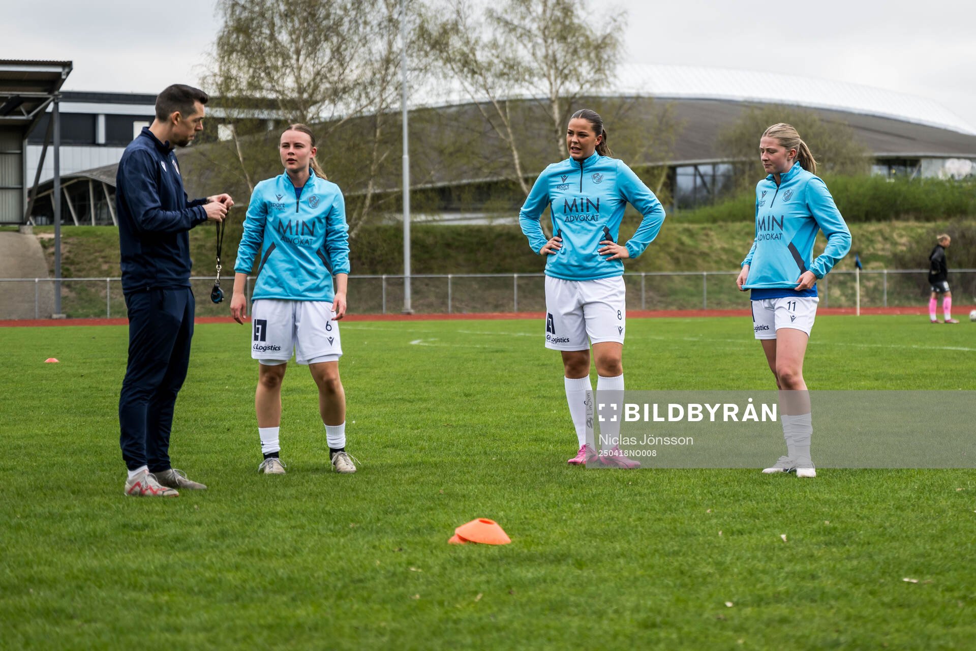 Halmstads Ebba Sandgren, Sanna Karlsson och Julia Annerhult inför fotbollsmatchen i Division 1 södra mellan Halmstad och IK Zenith den 18 april 2025 i Halmstad.