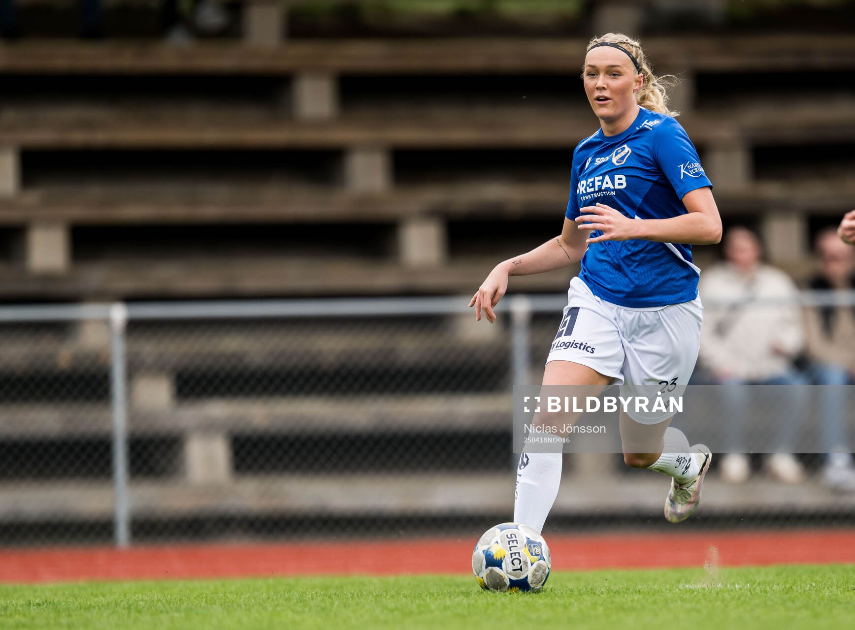 Halmstads Nora Hultgren under fotbollsmatchen i Division 1 södra mellan Halmstad och IK Zenith den 18 april 2025 i Halmstad. 