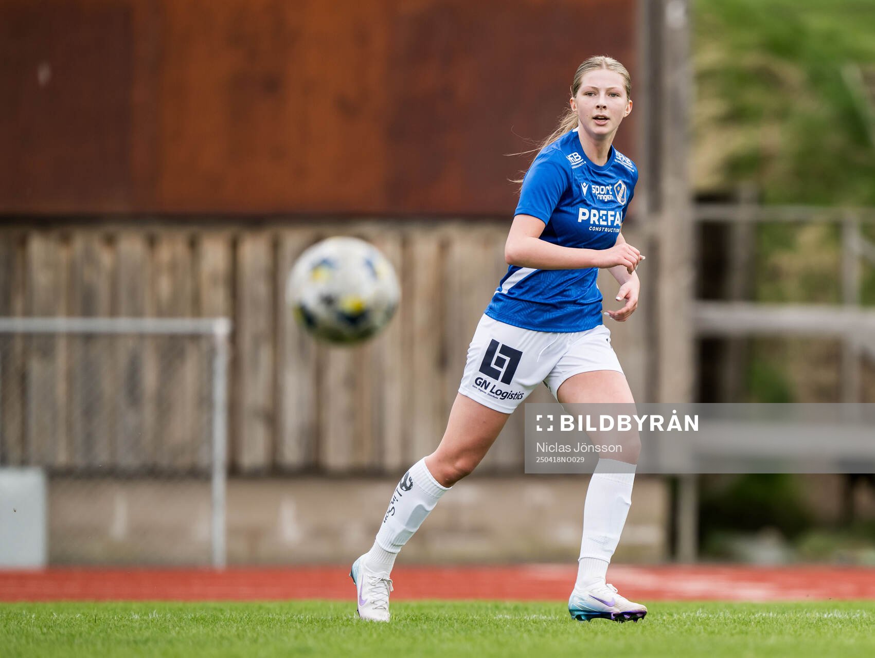 Halmstads Julia Annerhult under fotbollsmatchen i Division 1 södra mellan Halmstad och IK Zenith den 18 april 2025 i Halmstad. 