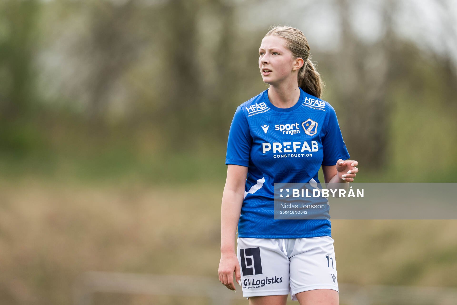 Halmstads Julia Annerhult under fotbollsmatchen i Division 1 södra mellan Halmstad och IK Zenith den 18 april 2025 i Halmstad. 
