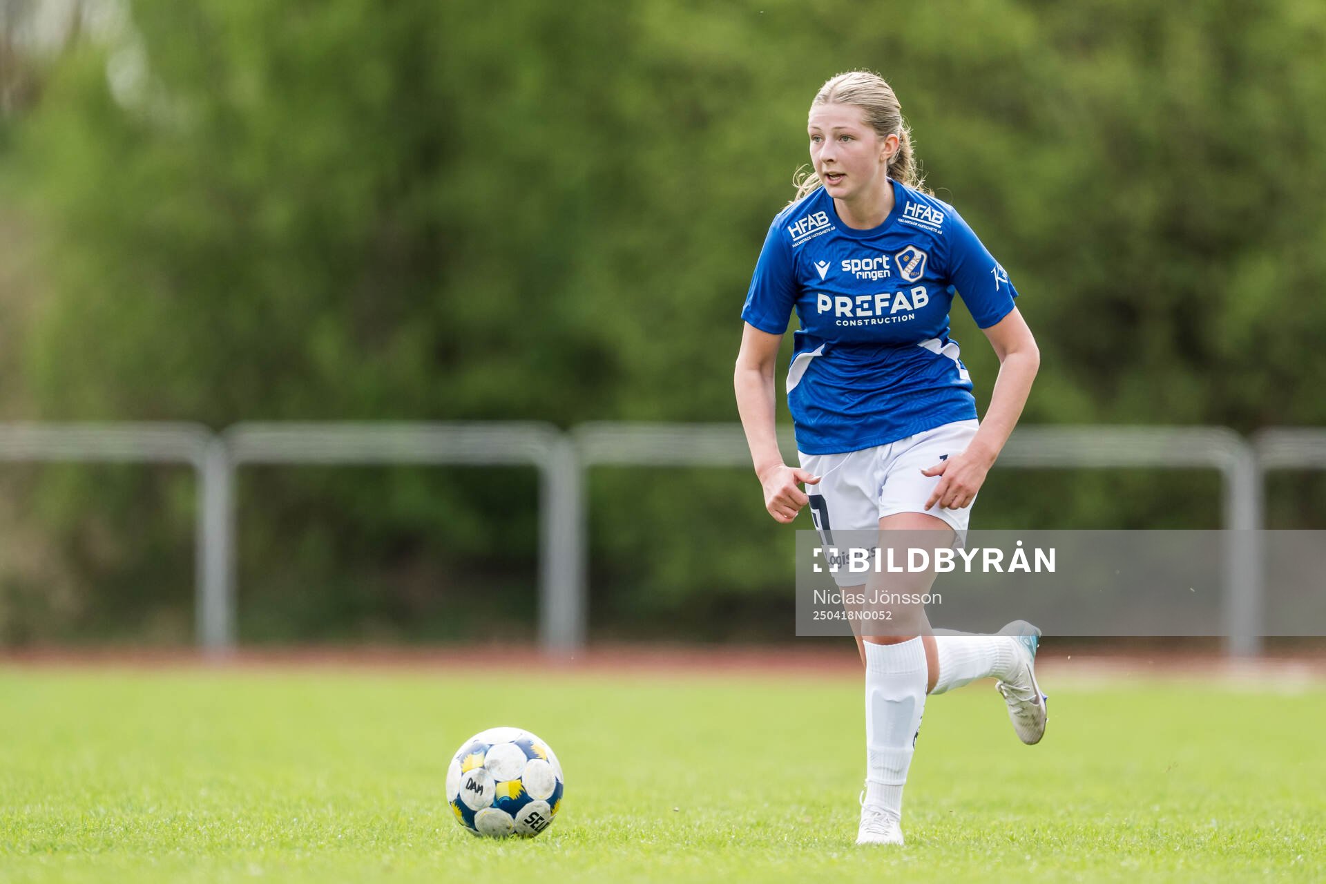 Halmstads Julia Annerhult under fotbollsmatchen i Division 1 södra mellan Halmstad och IK Zenith den 18 april 2025 i Halmstad. 
