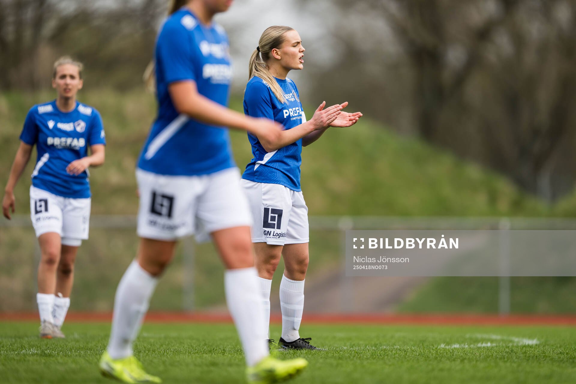 Halmstads Stina Theander under fotbollsmatchen i Division 1 södra mellan Halmstad och IK Zenith den 18 april 2025 i Halmstad. 