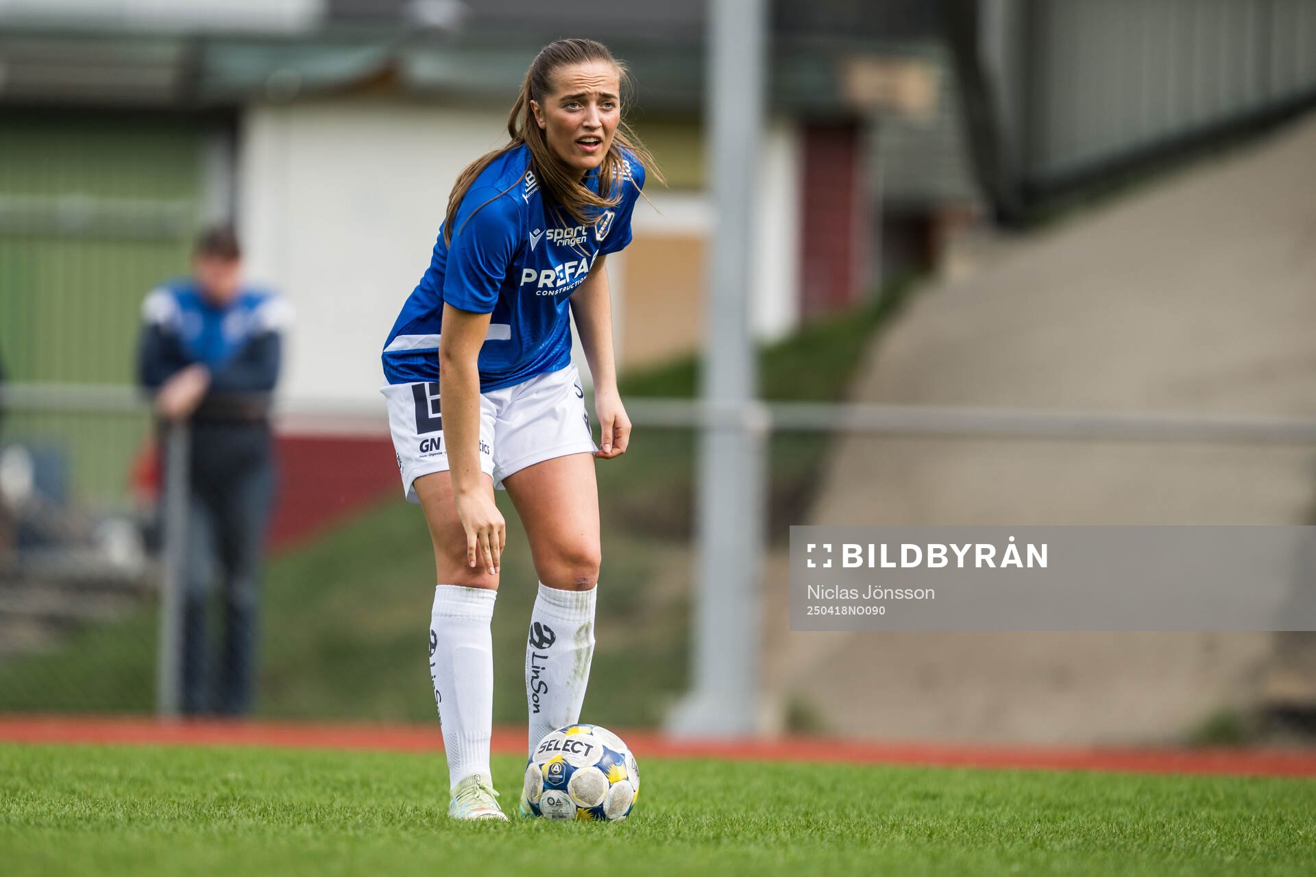 Halmstads Ellen Welandson Bolmenius under fotbollsmatchen i Division 1 södra mellan Halmstad och IK Zenith den 18 april 2025 i Halmstad. 