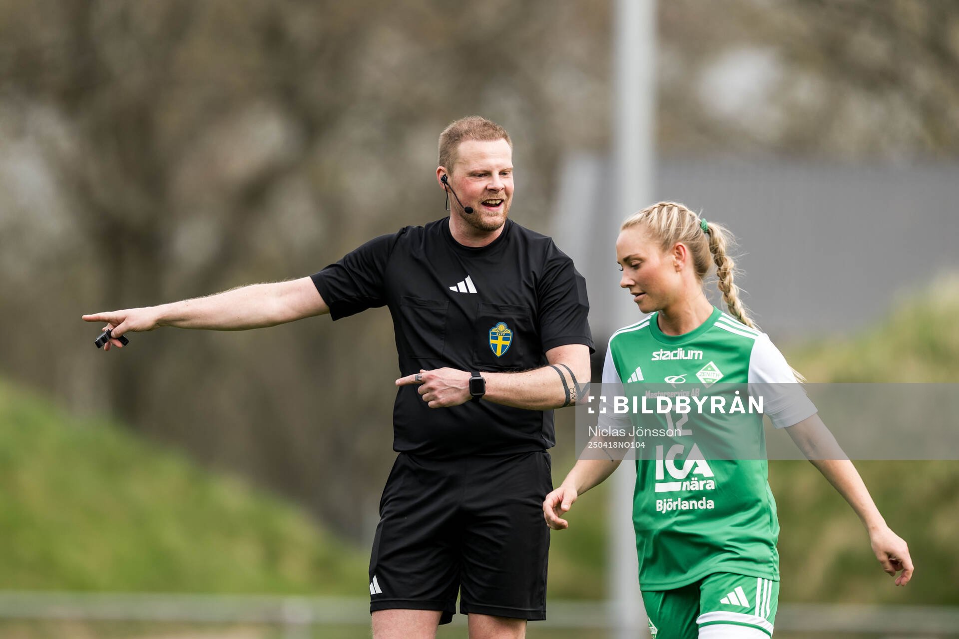 Domare Jesper Altergren och IK Zeniths Sara Baldebo under fotbollsmatchen i Division 1 södra mellan Halmstad och IK Zenith den 18 april 2025 i Halmstad.