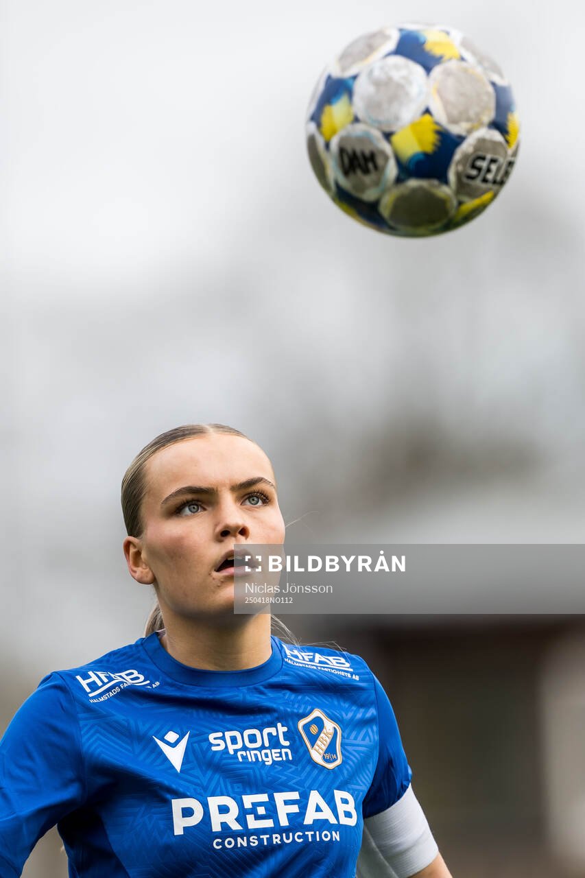Halmstads Stina Theander under fotbollsmatchen i Division 1 södra mellan Halmstad och IK Zenith den 18 april 2025 i Halmstad. 