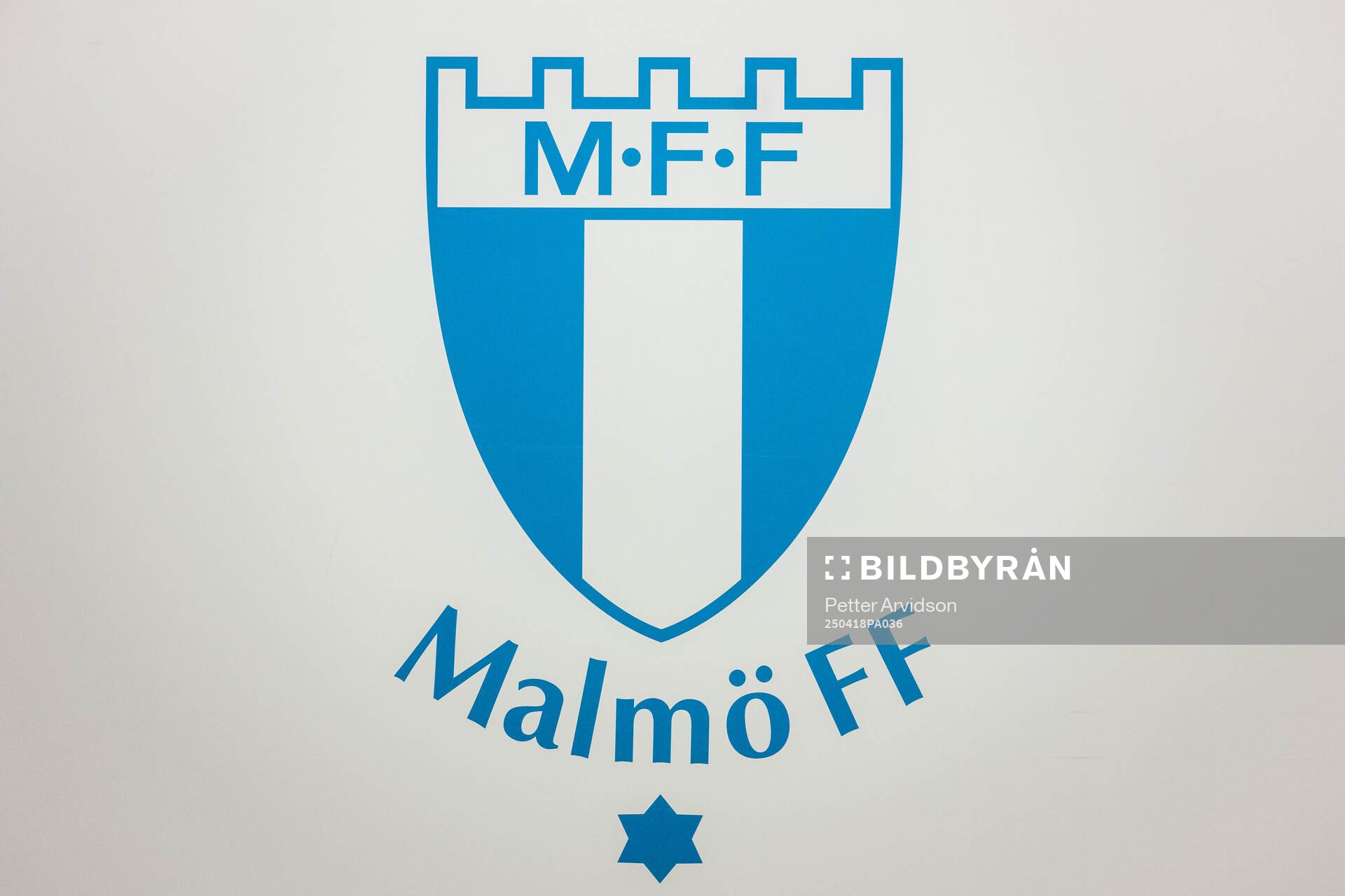 Malmö FFs klubbmärke inför fotbollsmatchen i Allsvenskan mellan Malmö FF och Sirius den 18 april 2025 i Malmö. 