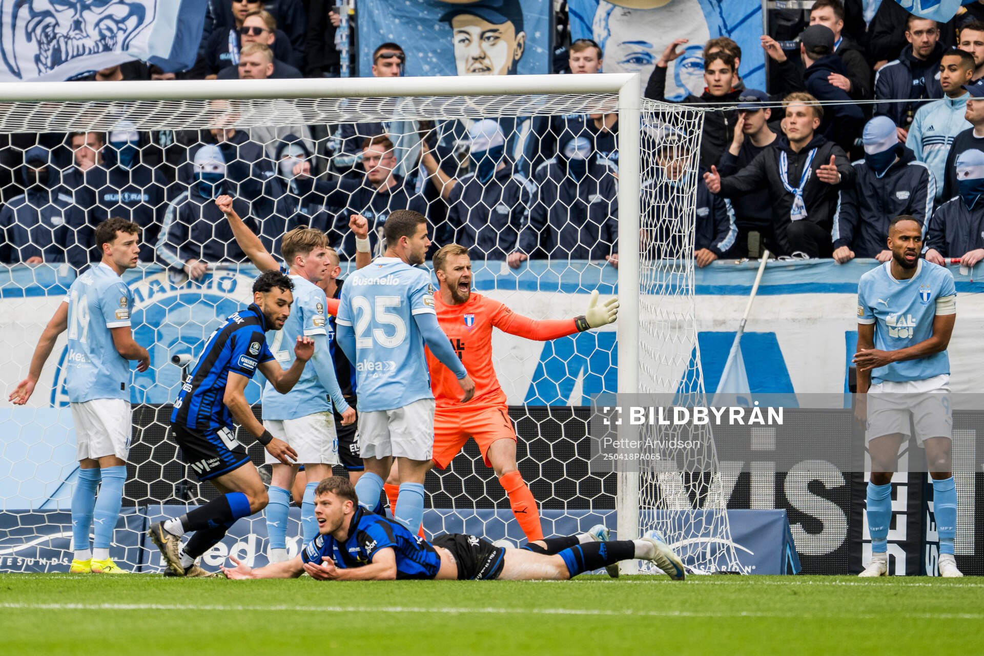 Malmö FFs målvakt Ricardo Friedrich reagerar