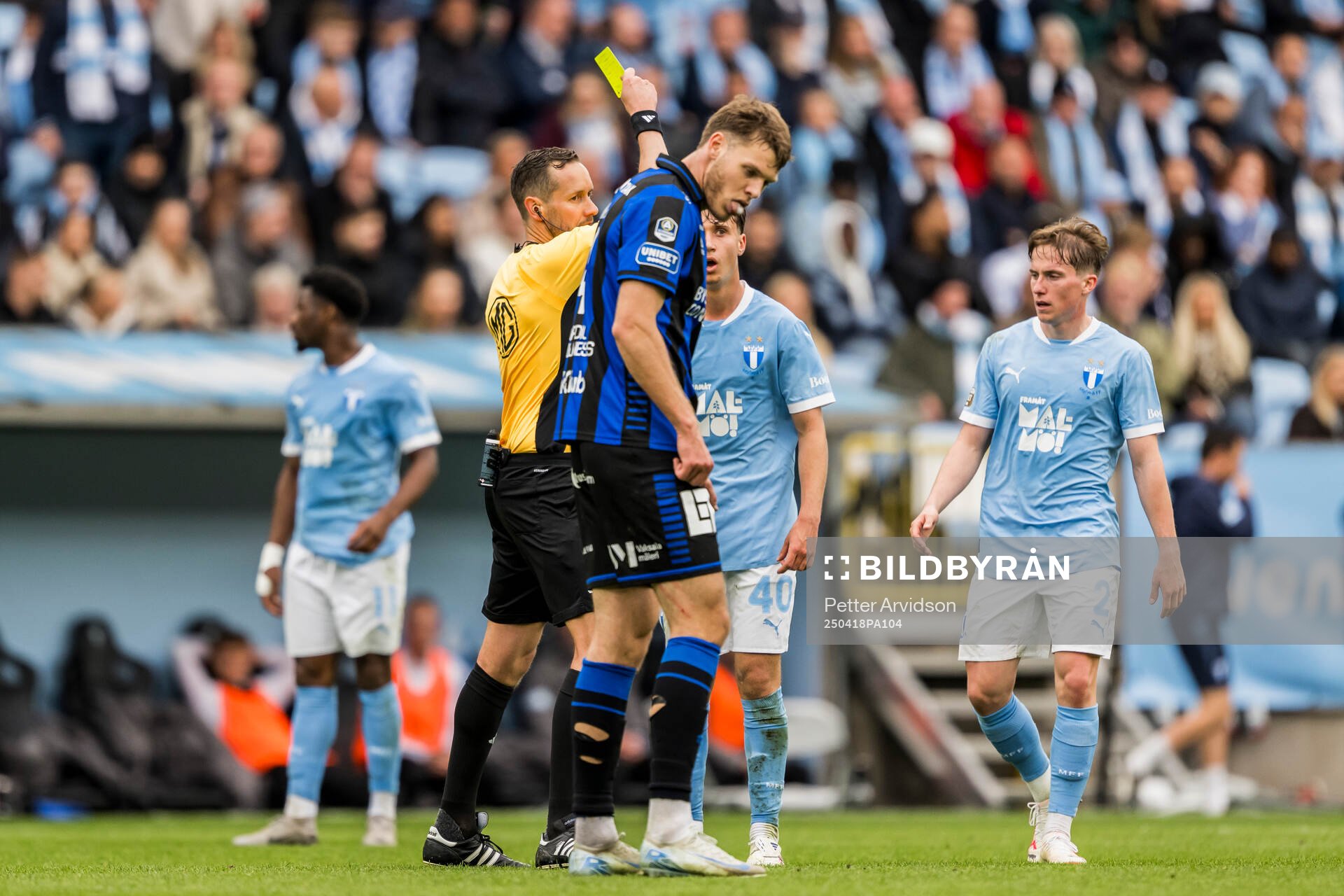 Malmö FFs Kenan Busuladzic får gult kort