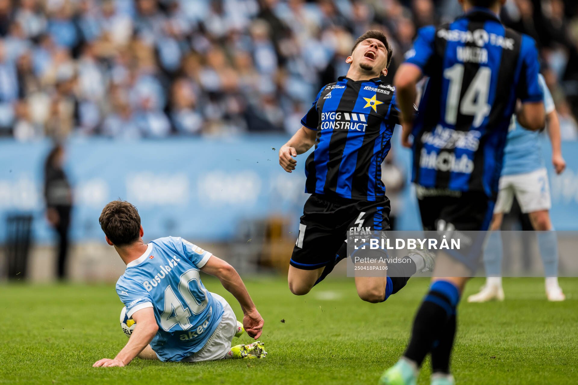 Malmö FFs Kenan Busuladzic med en tackling på Sirius Isak