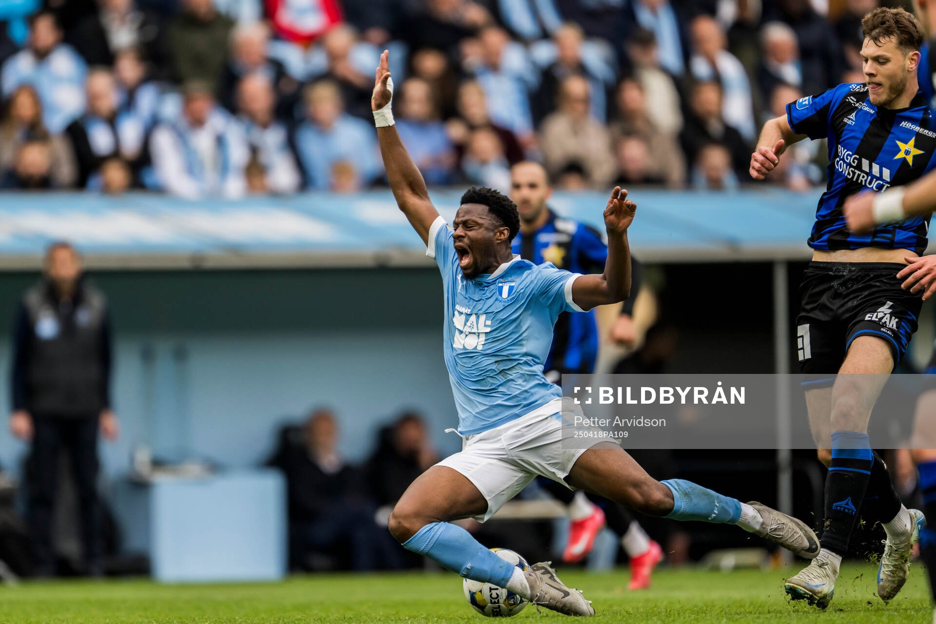 Malmö FFs Emmanuel Ekong och Sirius Tobias Anker under fotbollsmatchen i Allsvenskan mellan Malmö FF och Sirius den 18 april 2025 i Malmö.