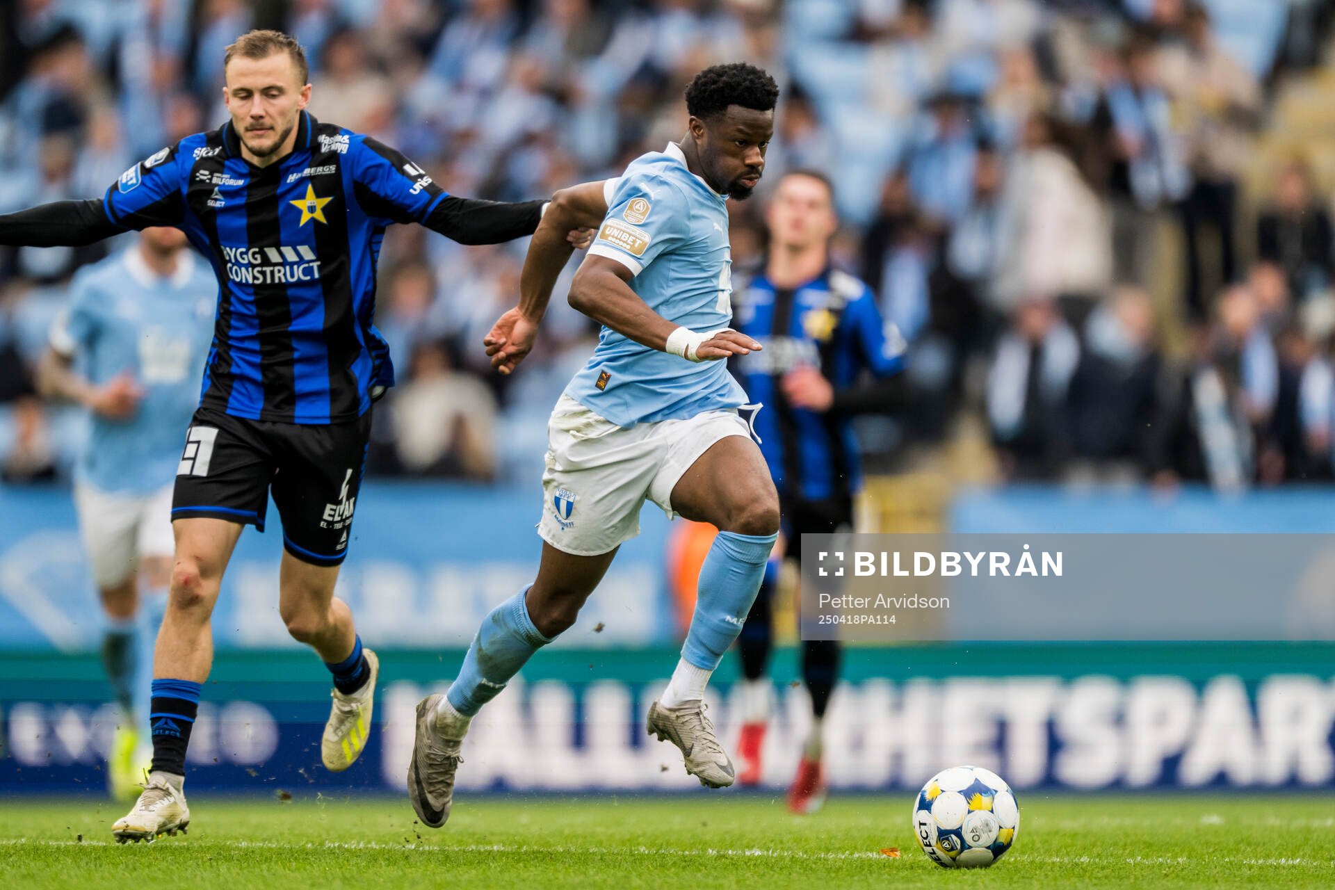 Sirius Melker Heier och Malmö FFs Emmanuel Ekong