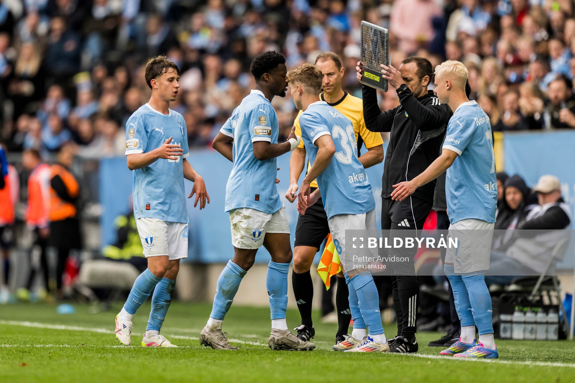 Malmö FFs Kenan Busuladzic och Emmanuel Ekong byter med