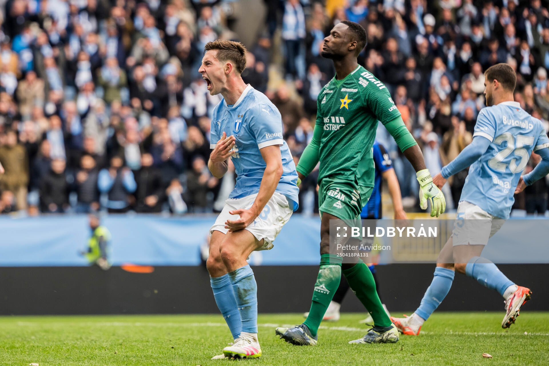 Malmö FFs Lasse Berg Johnsen jublar och Sirius målvakt