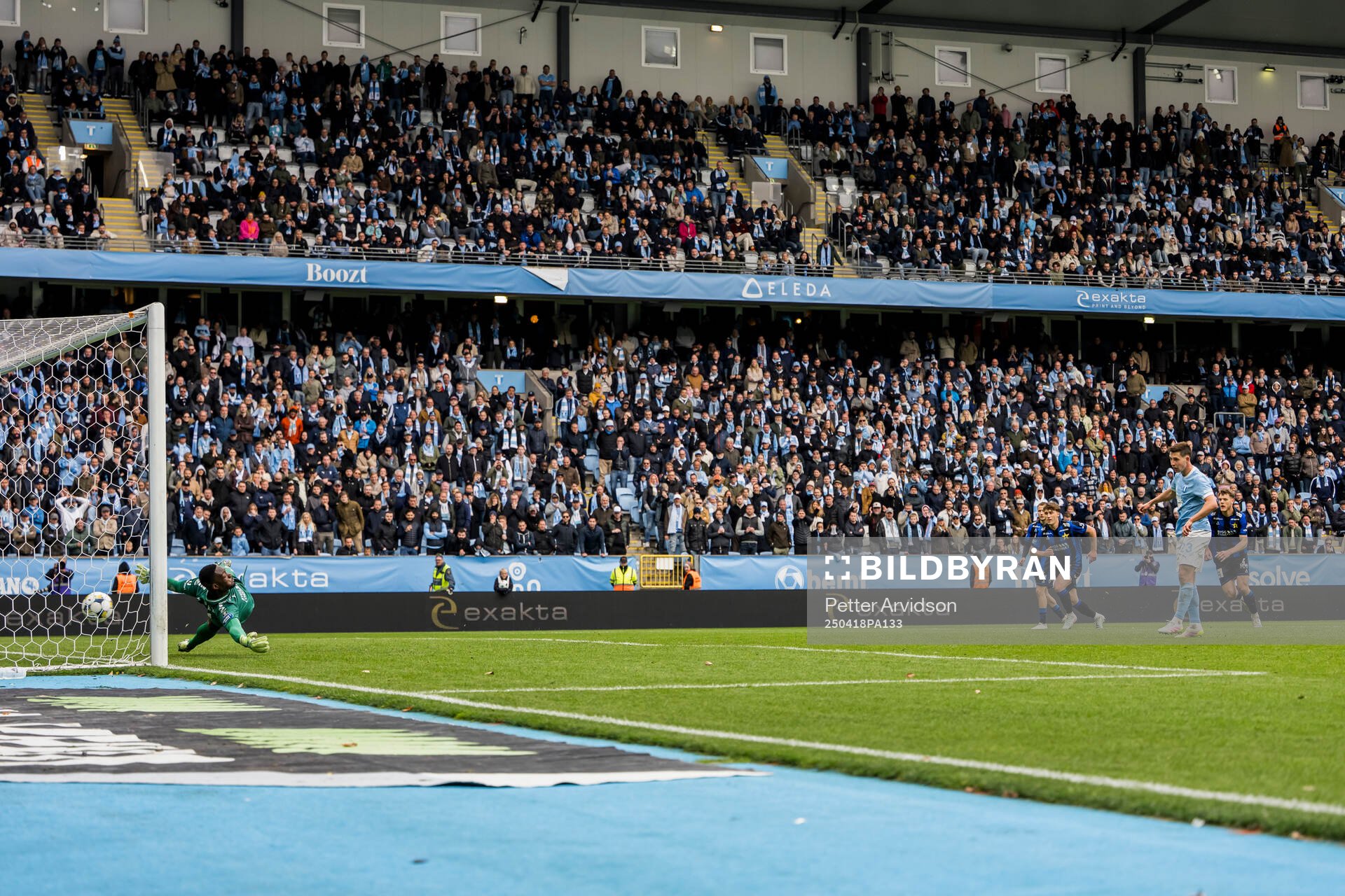 Malmö FFs Lasse Berg Johnsen gör 1-1 på Sirius målvakt