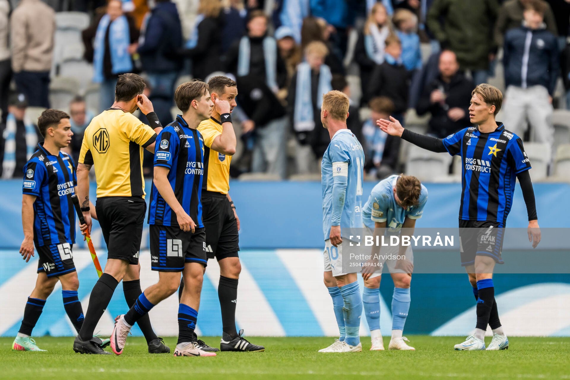 Malmö FFs Anders Christiansen i samtal med domare Victor