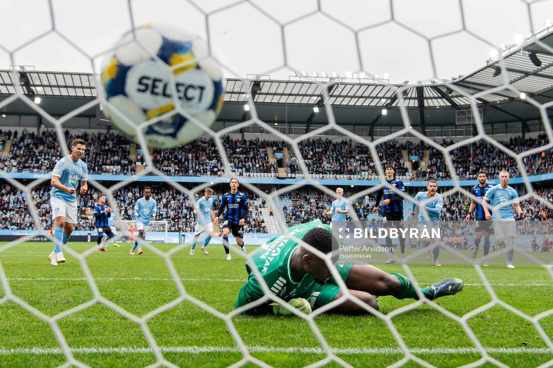 Malmö FFs Lasse Berg Johnsen gör 1-1 på straff mot